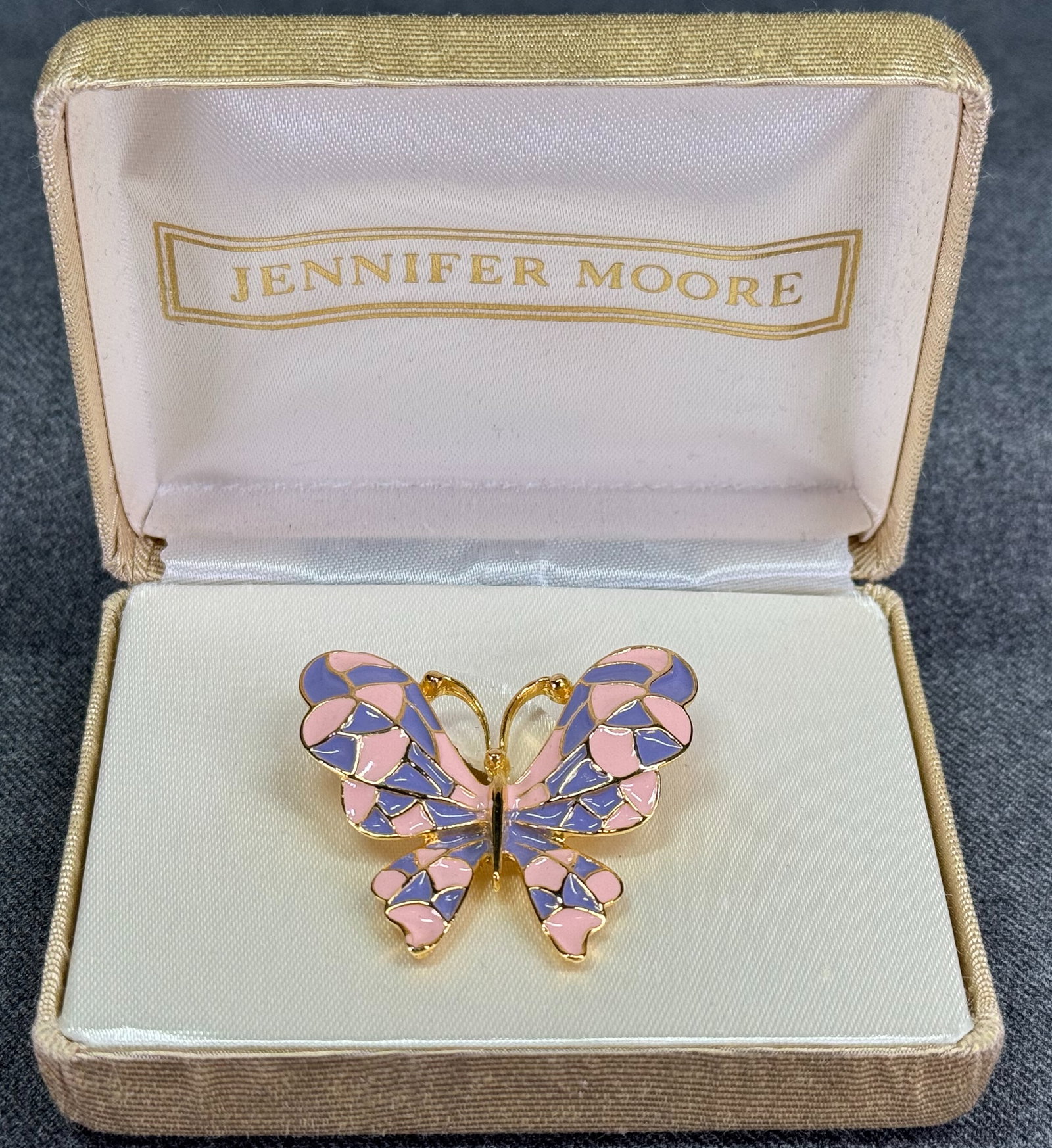 Vintage Jennifer Moore butterfly pin brooch in box. Enamel goldtone metal.: Vintage Jennifer Moore butterfly pin brooch in box. Enamel goldtone metal.Unmarked. For measures please refer to the pictures taken with a measuring tape. Weight: 98 Grams box included. IN HOUSE Estim