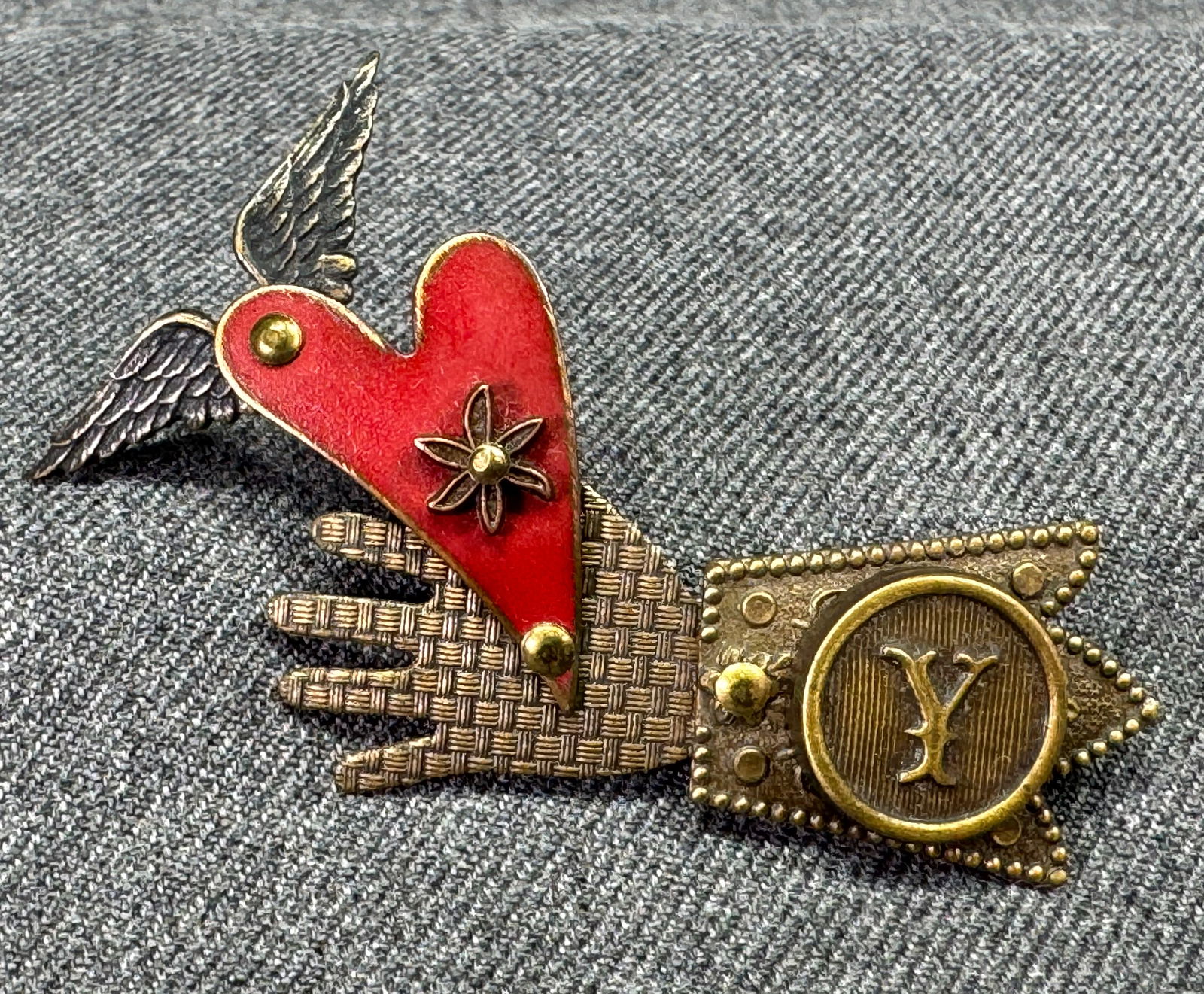 Vintage Jim and Tori Mullan steampunk working winged heart brooch pin (1 of 7)