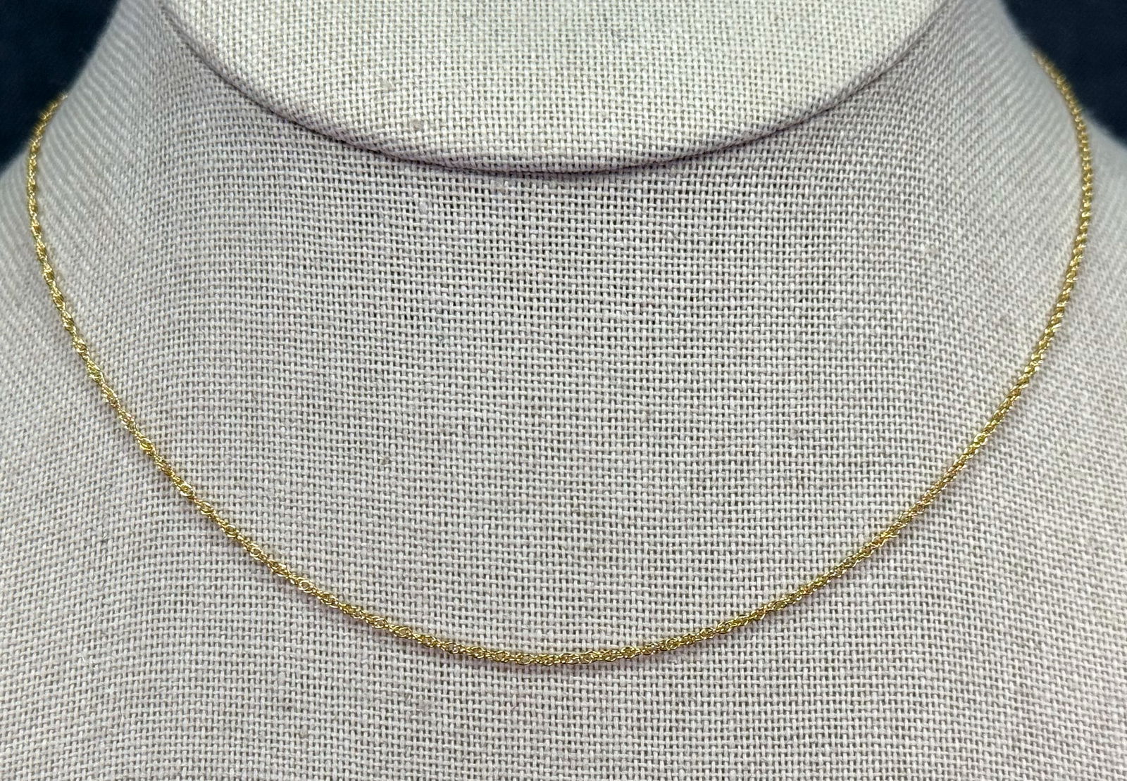 Vintage 14K Yellow Gold Chain Collar Necklace.: Vintage 14K Yellow Gold Chain Collar Necklace. Marked 14K on clasp. For measures please refer to the pictures taken with a measuring tape. Weight: 1 Grams. IN HOUSE Estimated* SHIPPING & HANDLING COST