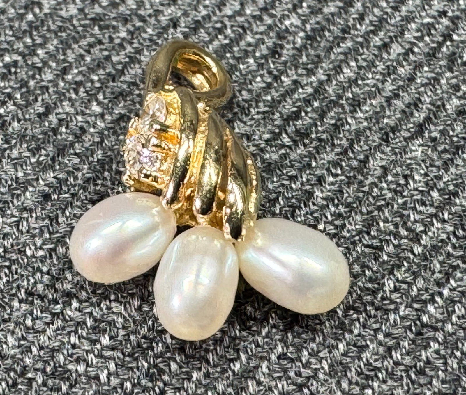 Vintage Baroque Pearls and Diamonds 14K Yellow Gold Pendant.: Vintage Baroque Pearls and Diamonds 14K Yellow Gold Pendant. Marked 14K. For measures please refer to the pictures taken with a measuring tape. Weight: 0.81 Grams. IN HOUSE Estimated* SHIPPING & HANDL