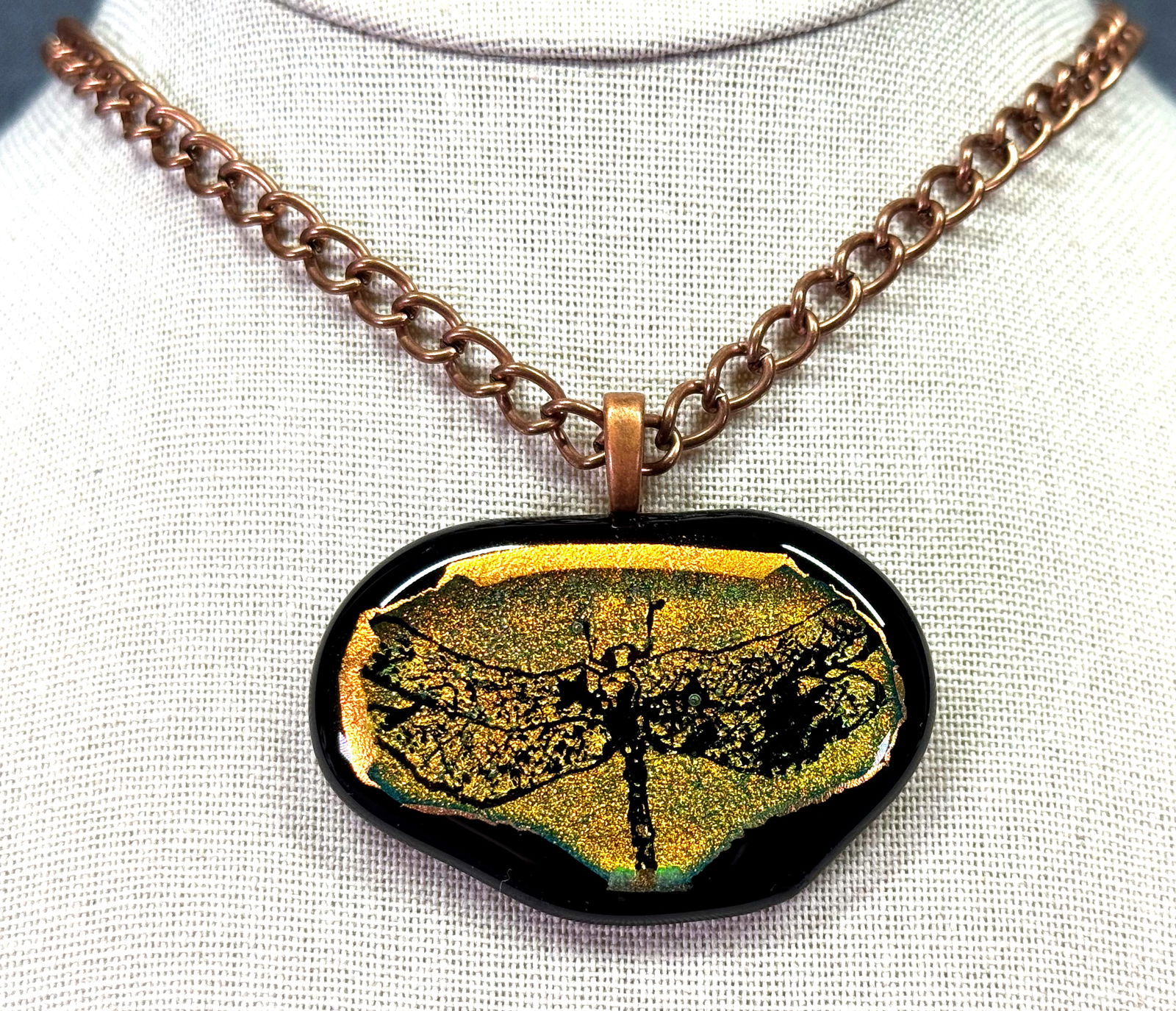 Artsy dragonfly dichroic glass pendant with copper chain necklace: Artsy dragonfly dichroic glass pendant with copper chain necklace. Unmarked. For measures please refer to the pictures taken with a measuring tape. Weight: 40 Grams. IN HOUSE Estimated* SHIPPING & HAN
