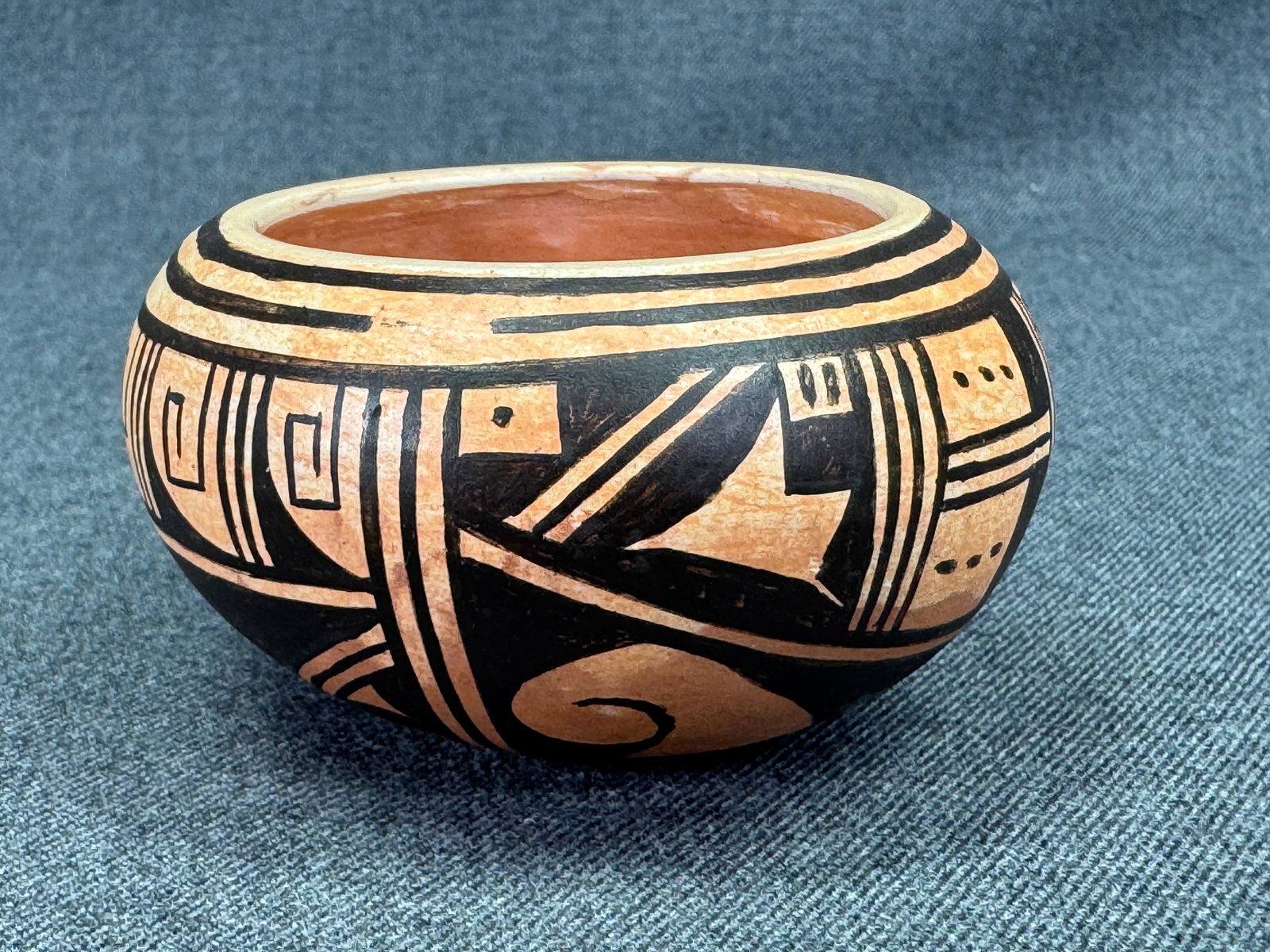 Delaine "Dee" Tootsie Chee (Sand Girl) Native American Hopi miniature pottery bowl (1 of 10)