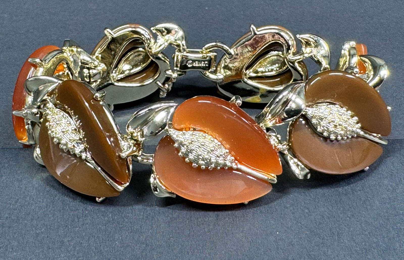 Vintage Lisner fall colors lucite goldtone metal flowers & leaves bracelet.: Vintage Lisner fall colors lucite goldtone metal flowers & leaves bracelet. Marked For measures please refer to the pictures taken with a measuring tape. Weight: 37 Grams. This is a NO RESERVE AUCTION