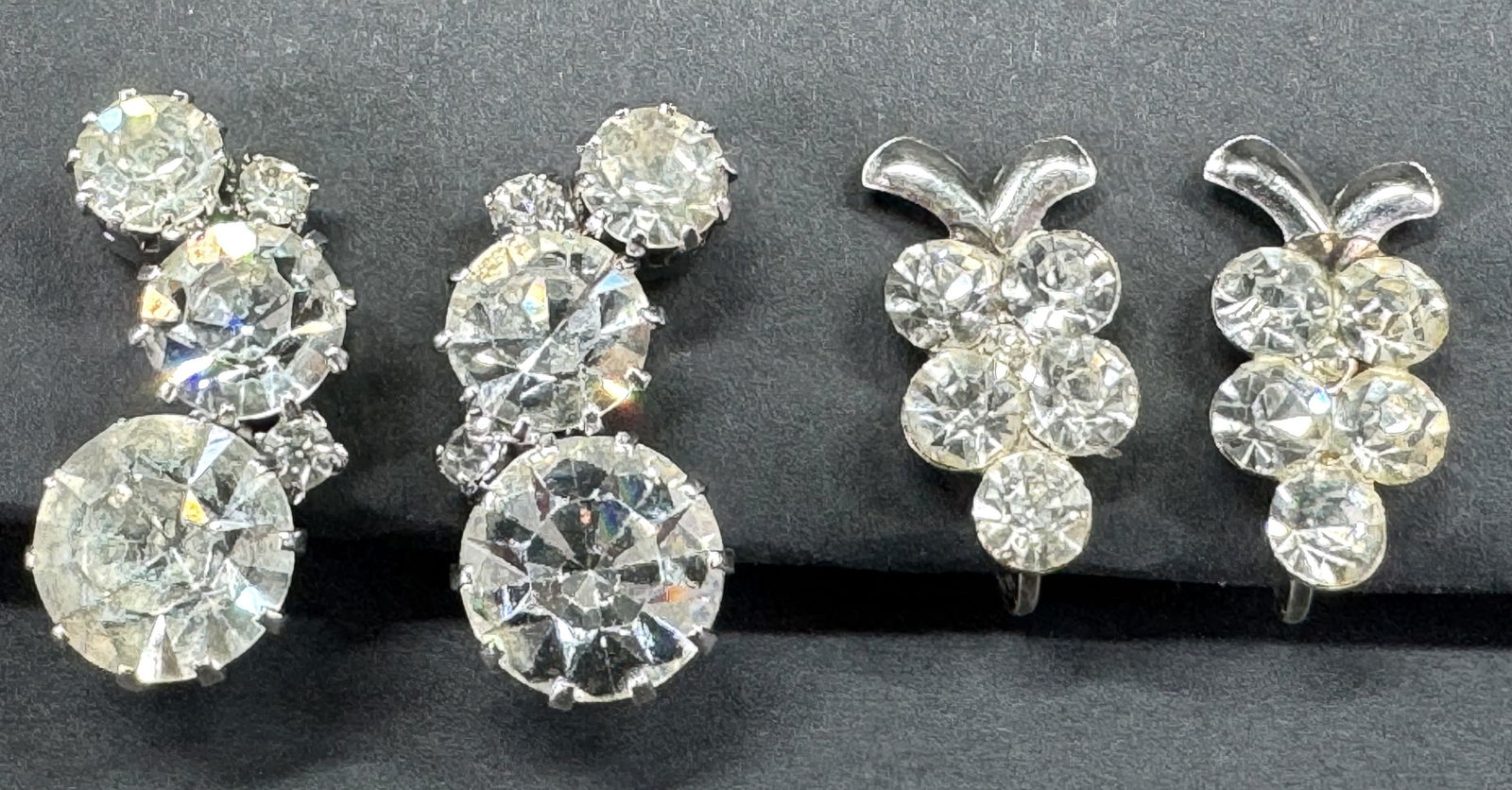 Vintage rhinestones grape cluster & graduated crystals silvertone metal screw back earrings (1 of 7)