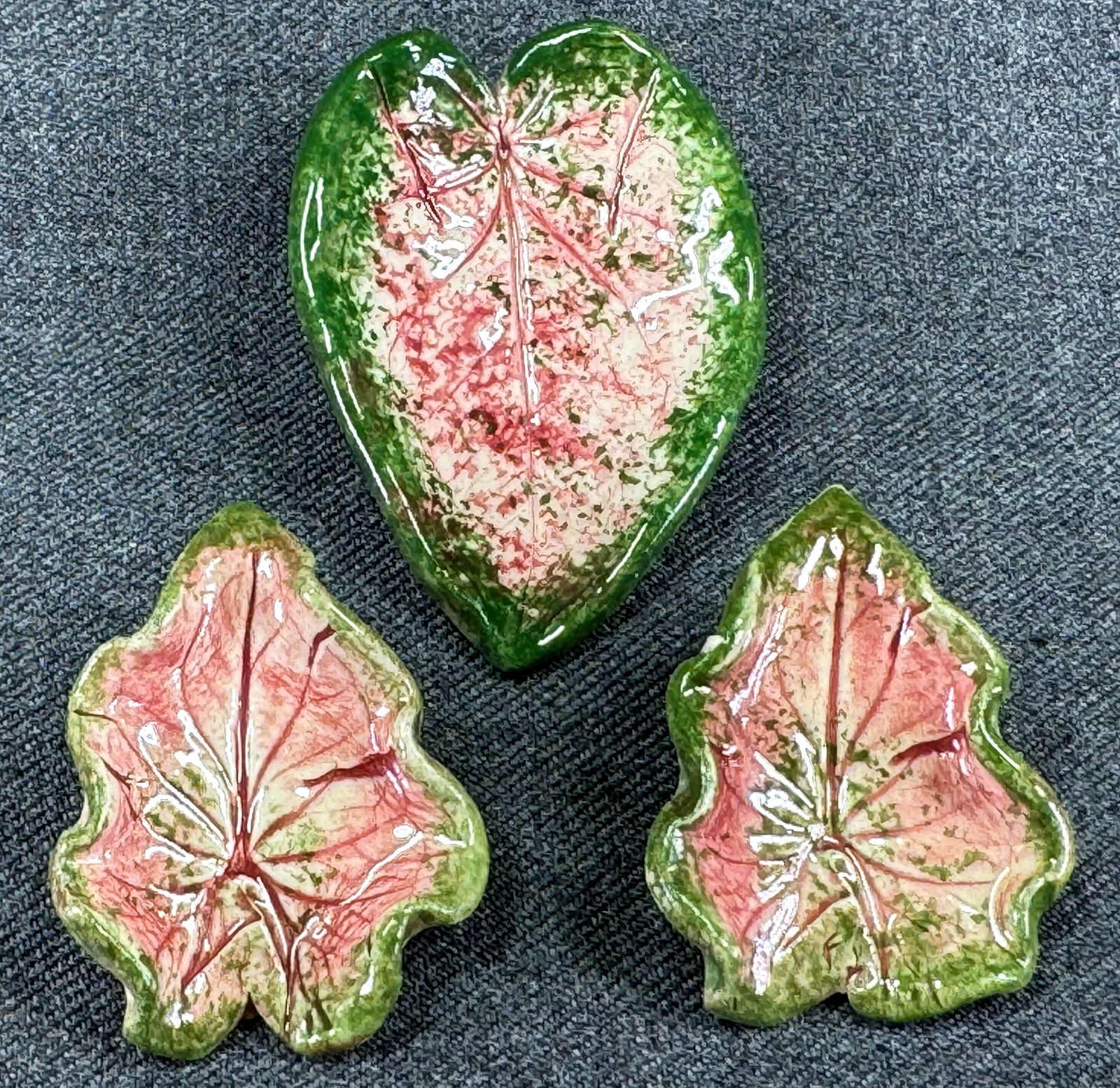Vintage hand crafted pottery leaf pin brooch and clip on earrings. (1 of 10)
