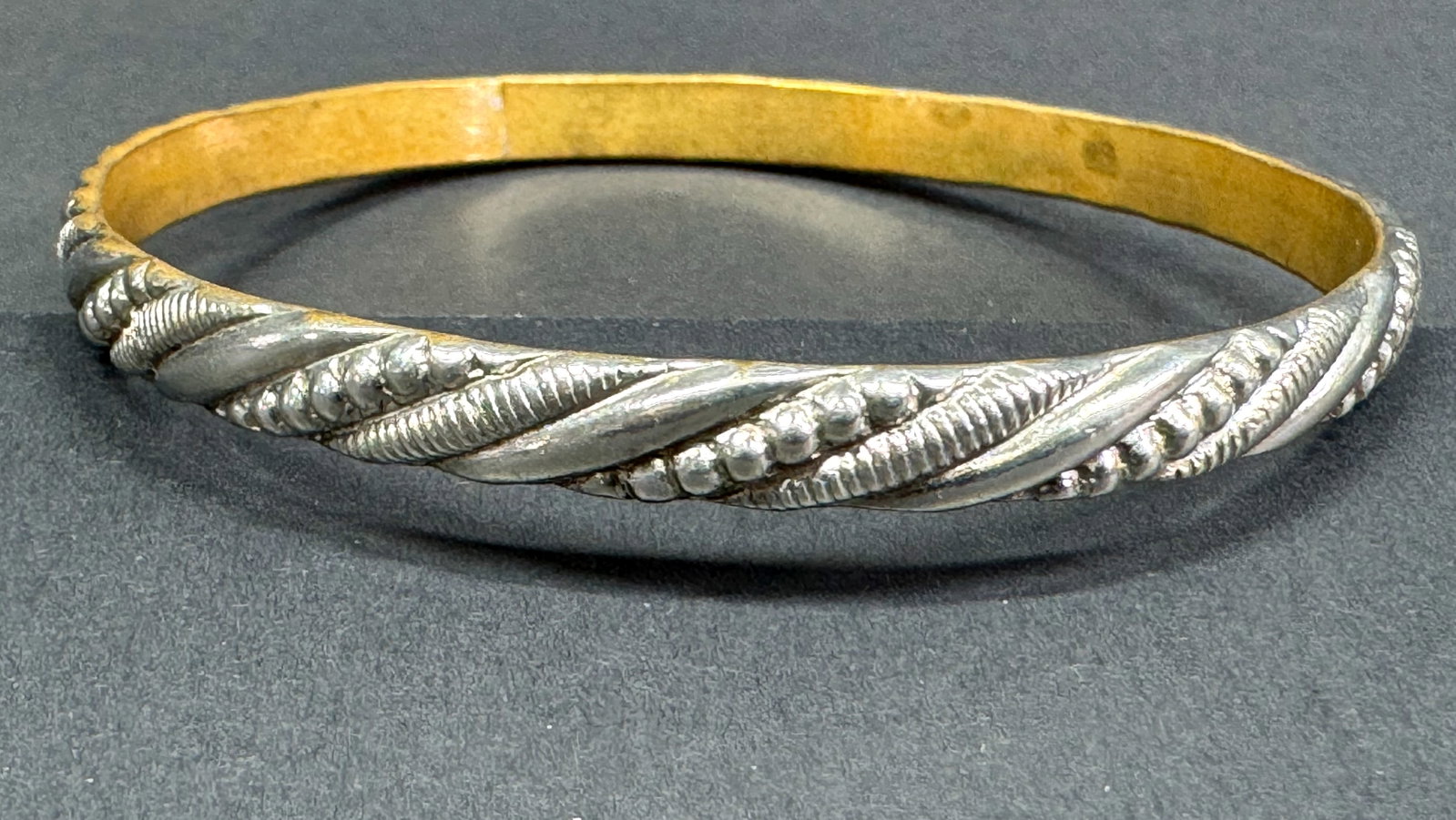 Vintage Southwestern style slanted dots and stripes sterling top bronze interior bracelet bangle.: Vintage Southwestern style slanted dots and stripes sterling top bronze interior bracelet bangle. Unmarked. For measures please refer to the pictures taken with a measuring tape. Weight: 20 Grams. Thi