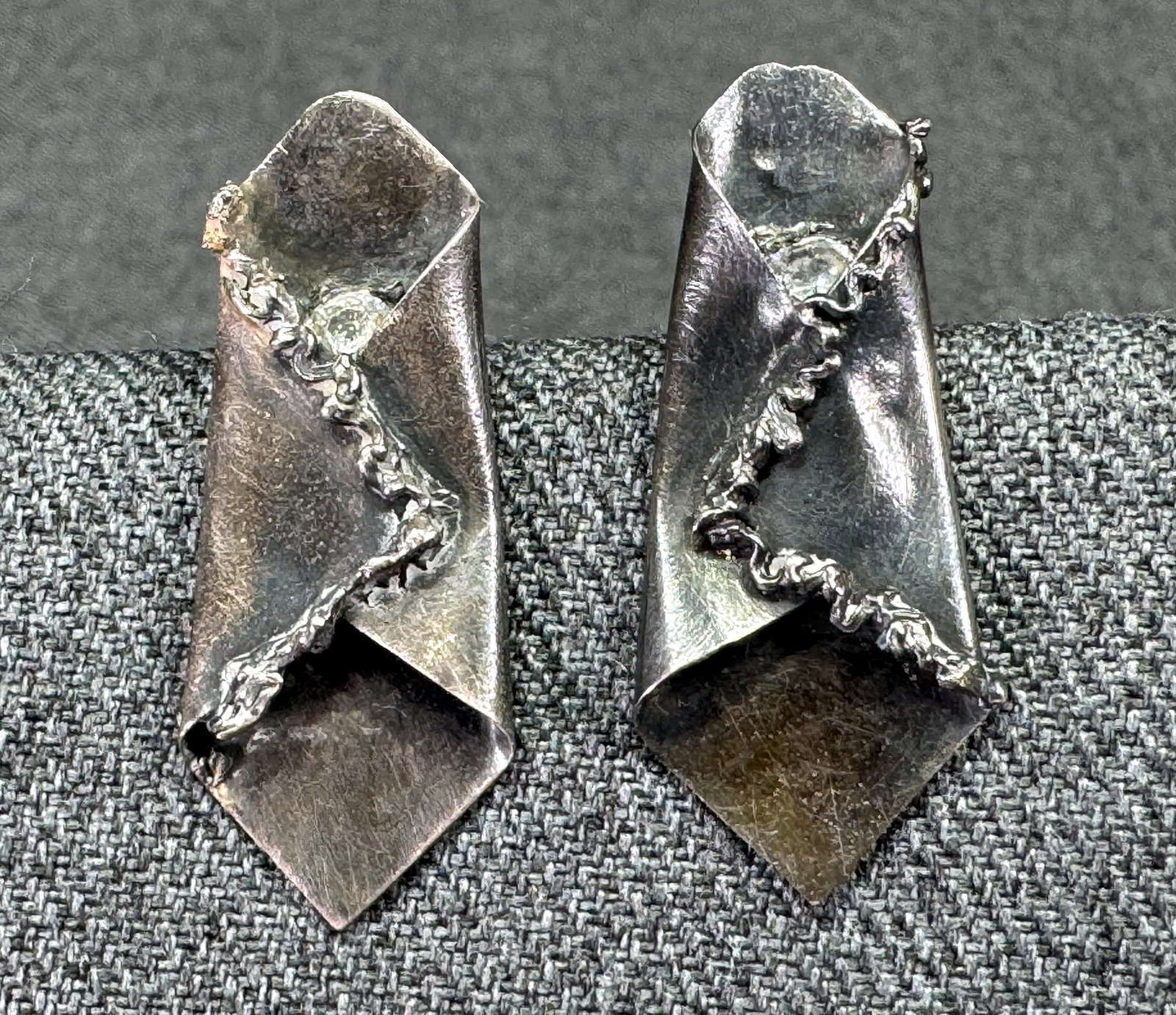 Vintage artsy brutalist clear crystal sterling stud earrings: Vintage artsy brutalist clear crystal sterling stud earrings. Push backs are marked 925. For measures please refer to the pictures taken with a measuring tape. Weight: 4.71 Grams. This is a NO RESERVE