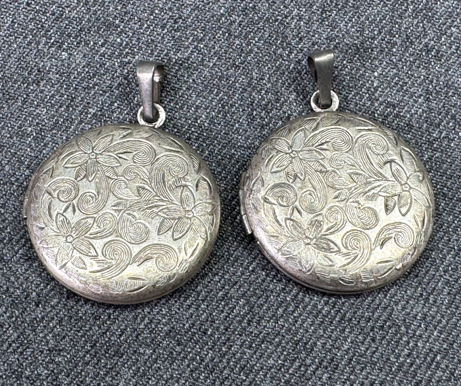 Vintage flowers and leaves silvertone metal locket pendants. Lot of 2: Vintage flowers and leaves silvertone metal locket pendants. Lot of 2. Unmarked. For measures please refer to the pictures taken with a measuring tape. Weight: 11 Grams. IN HOUSE Estimated* SHIPPING &