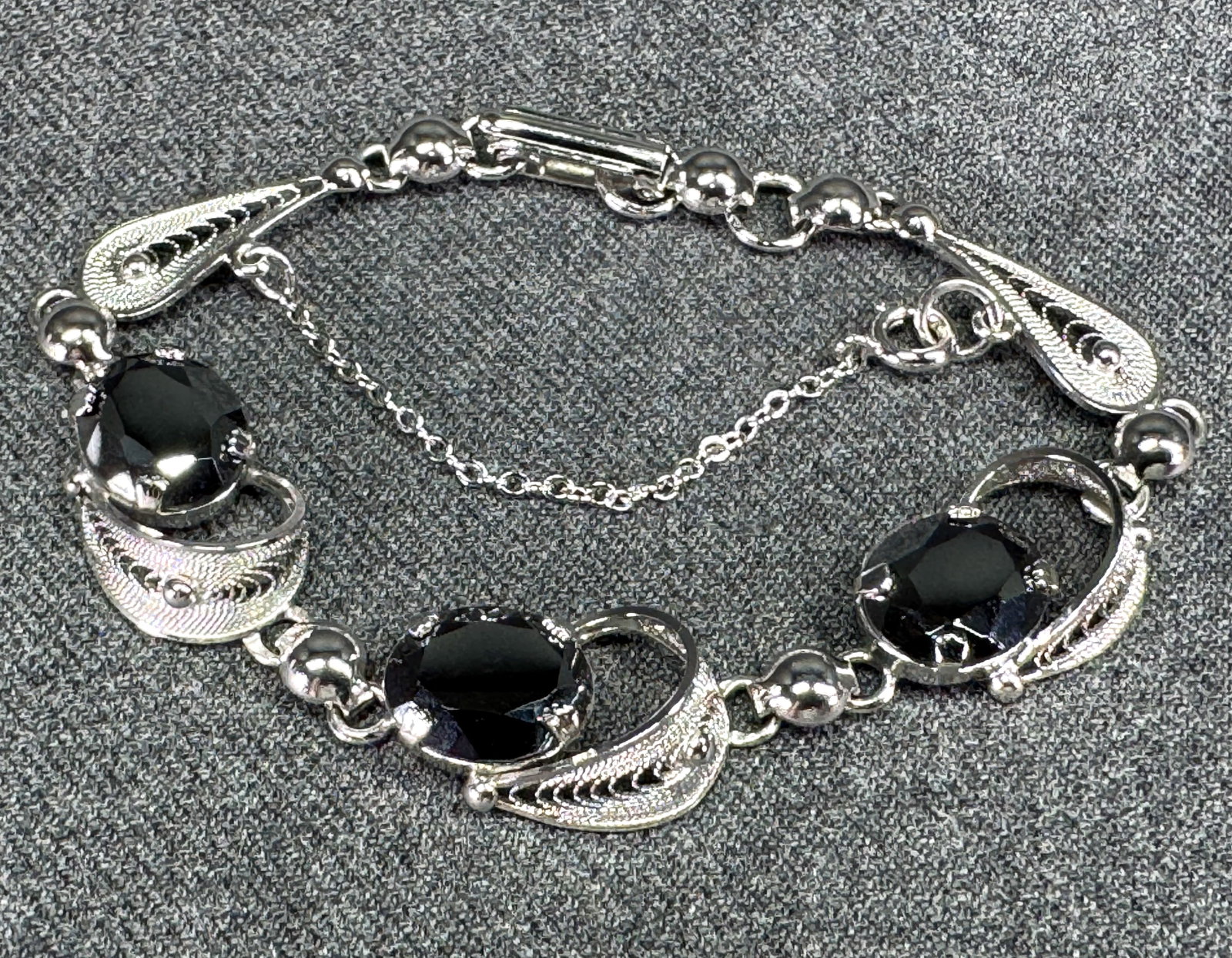 Vintage Sorrento hematite beads filigree sterling silver bracelet: Vintage Sorrento hematite beads filigree sterling silver bracelet. Security chain. Marked. For measures please refer to the pictures taken with a measuring tape. Weight: 10.24 Grams. IN HOUSE Estimate