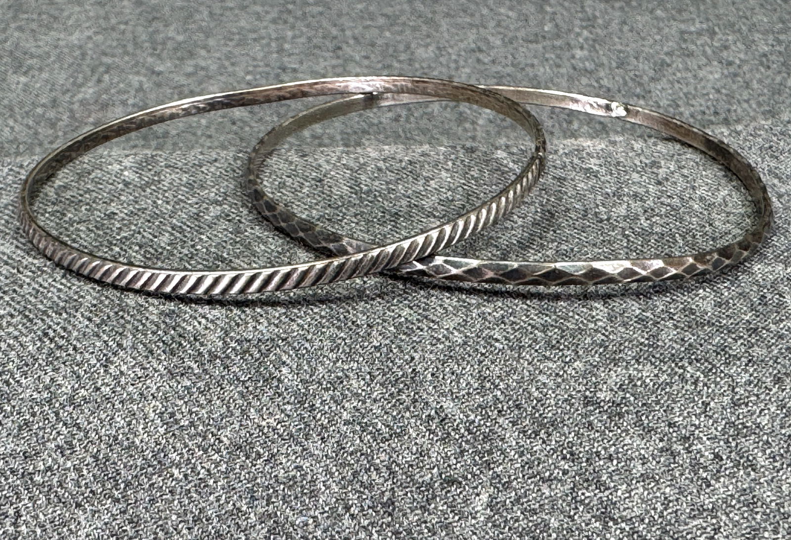 Vintage modernist sterling silver bracelet bangles: Vintage modernist sterling silver bracelet bangles. Unmarked. For measures please refer to the pictures taken with a measuring tape. Weight: 11.49 Grams. IN HOUSE Estimated* shipping and handling cost