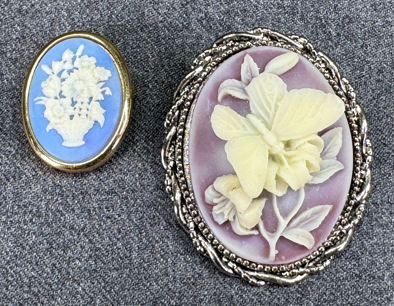 Vintage plastic cameo flowerpot bouquet and butterfly w/ flowers pin brooch / pendant: Vintage plastic cameo flowerpot bouquet goldtone and butterfly w/ flowers silvertone pin brooch / pendant. Unmarked. For measures please refer to the pictures taken with a measuring tape. Weight: 20 G