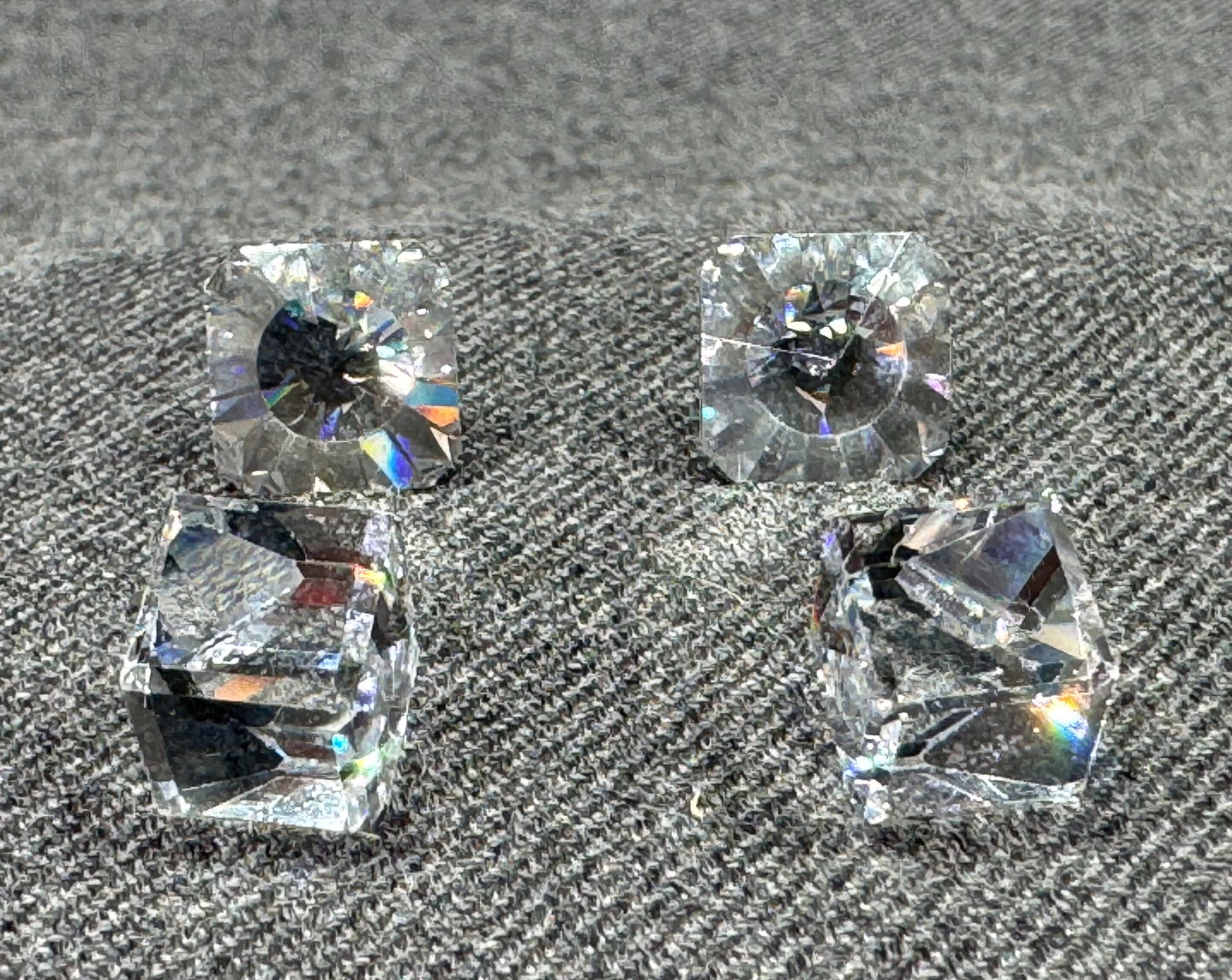 Vintage clear cubes and faceted mirrored crystals stud earrings: Vintage clear cubes and faceted mirrored crystals stud earrings. Unmarked. For measures please refer to the pictures taken with a measuring tape. Weight: 4 Grams IN HOUSE Estimated* SHIPPING & HANDLIN