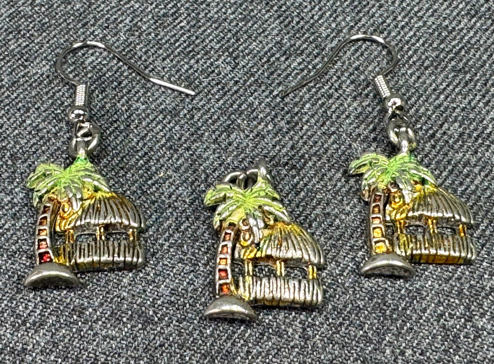 Vintage grass Tiki hut shack with palm tree hook earrings and pendant. Enamel silvertone metal: Vintage grass Tiki hut shack with palm tree hook earrings and pendant. Enamel silvertone metal. Unmarked For measures please refer to the pictures taken with a measuring tape. Weight: 7 grams.< IN HOU