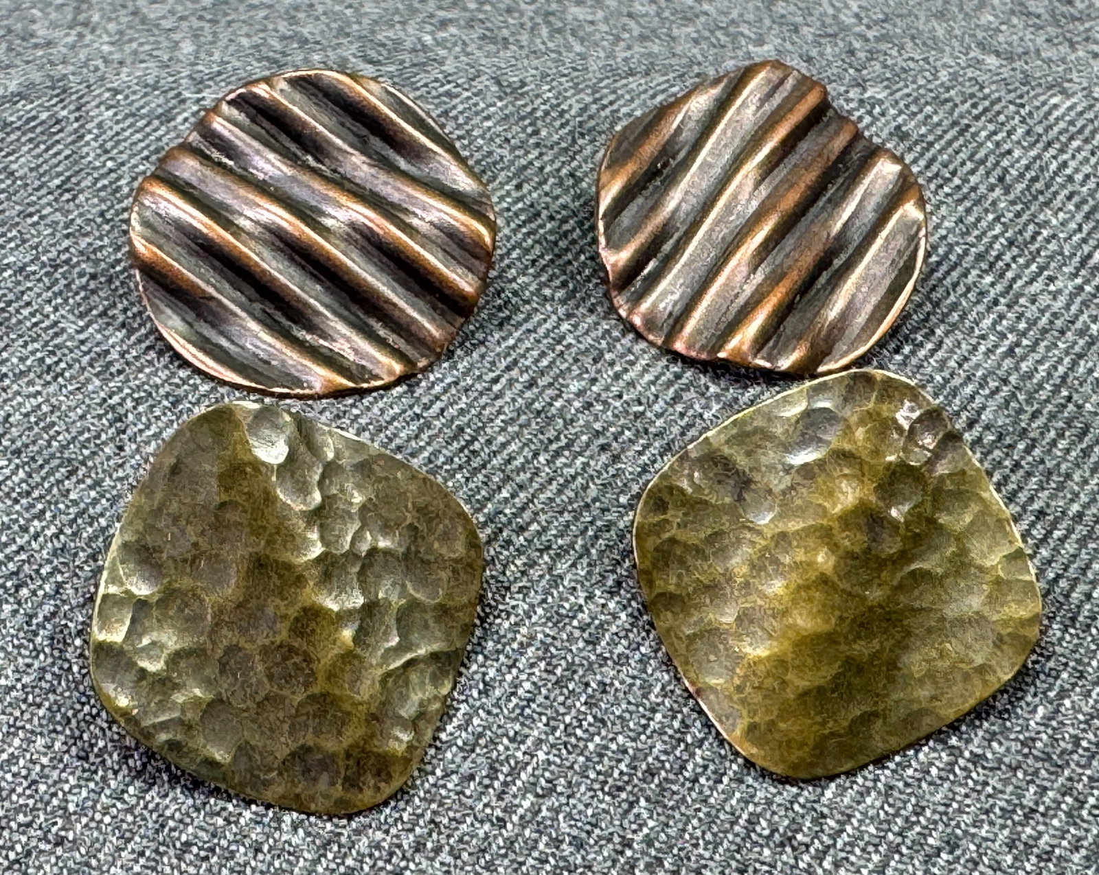 Vintage boho hammered & wavy bronze stud earrings.: Vintage boho hammered & wavy bronze stud earrings.. Unmarked For measures please refer to the pictures taken with a measuring tape. Weight: 7 grams.< IN HOUSE Estimated* SHIPPING & HANDLING COST WITHI