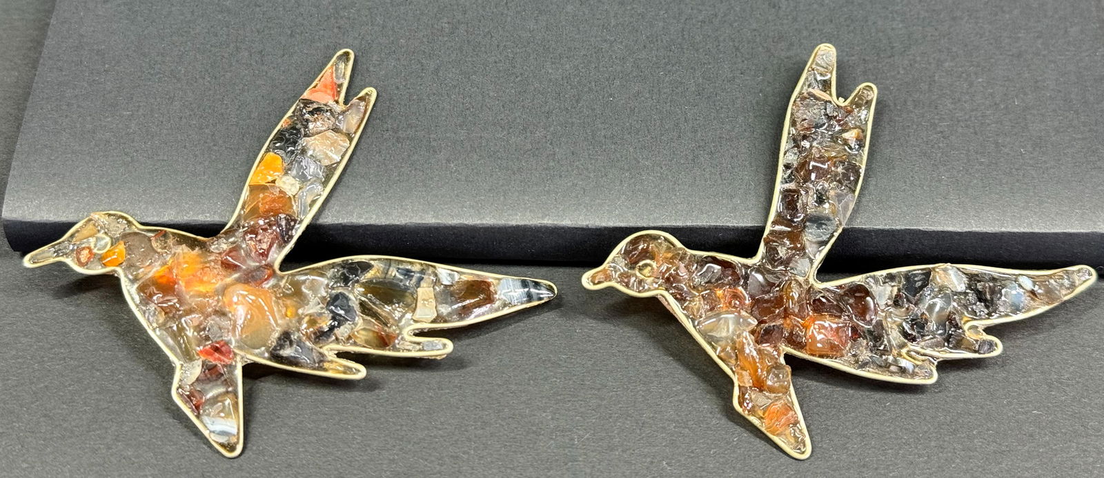 Vintage artisan crafted agate stone chips clear resin inlaid wire bird pin brooch, Lot of 2. (1 of 8)