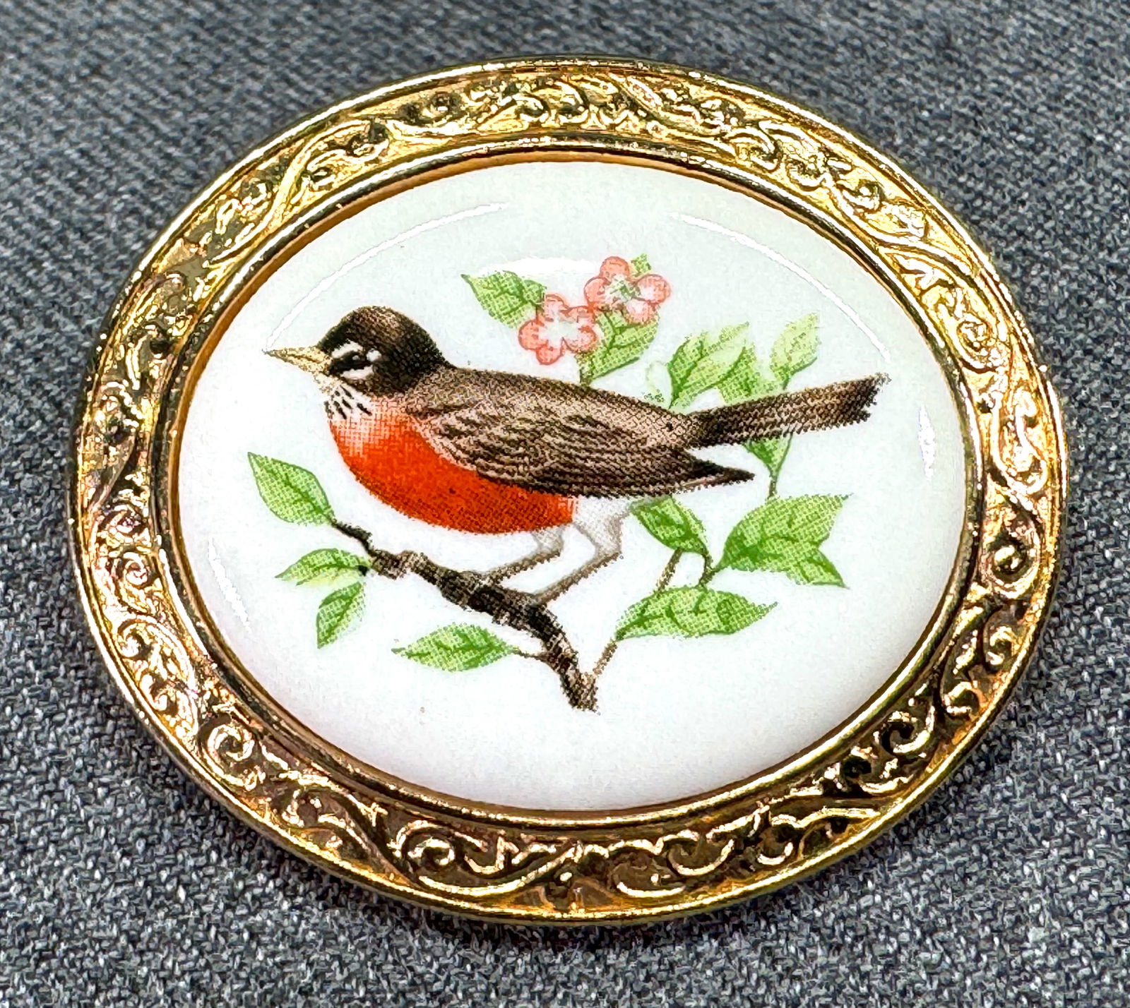 Vintage Avon Welcoming of Spring The Robin Porcelain Medallion Brooch / Pendant. (1 of 7)