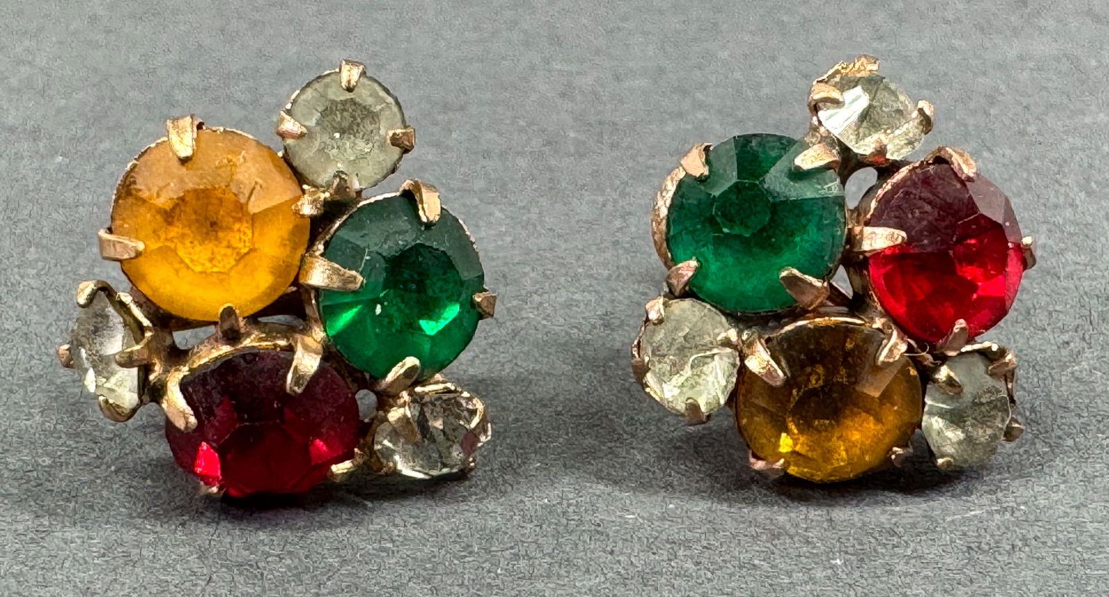 Vintage color crystals goldtone metal screw back earrings. (1 of 5)