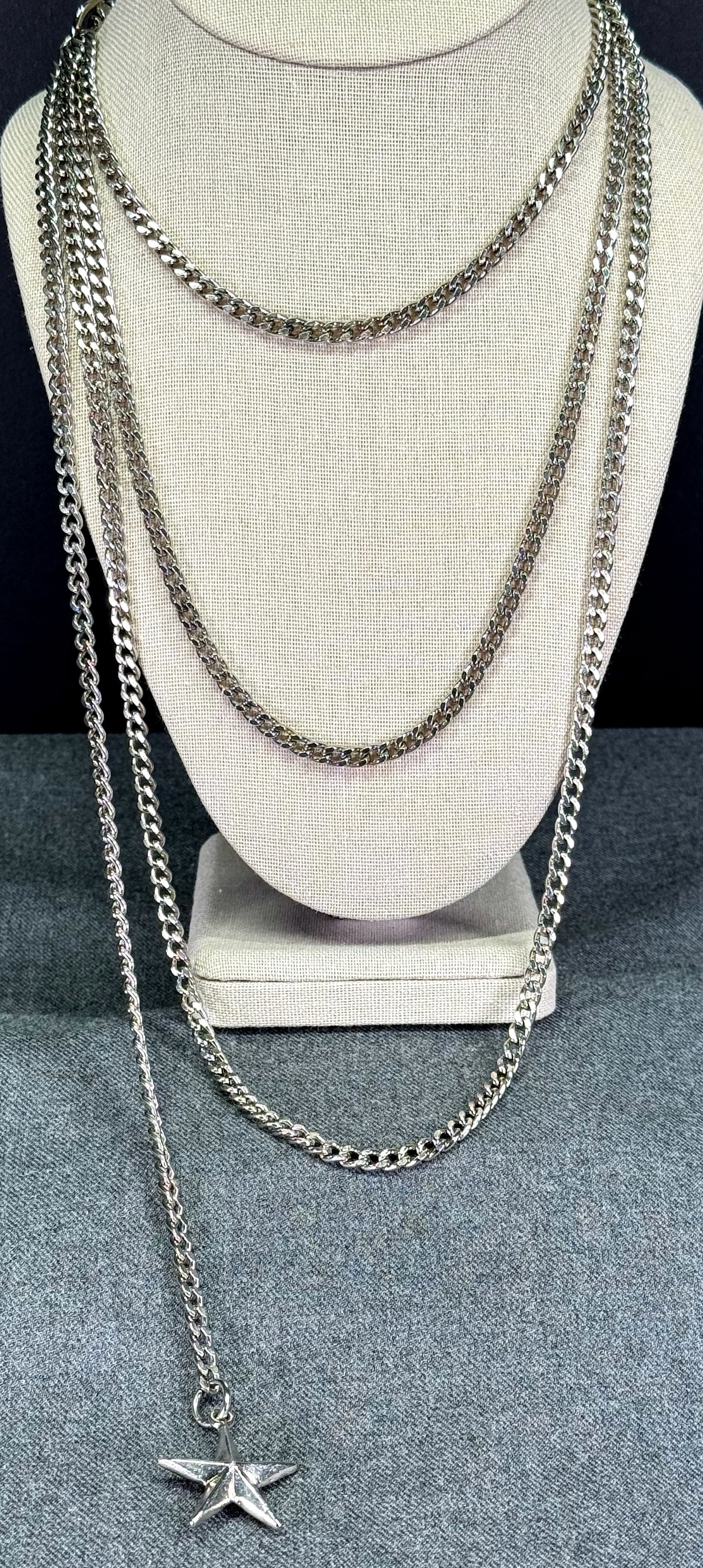 Vintage silvertone metal graduated chain strands with star dangle necklace / belt embellishment: Vintage silvertone metal graduated chain strands with star dangle necklace / belt embellishment. Hook clasp on each end. Unmarked. For measures please refer to the picture taken with a measuring tape.