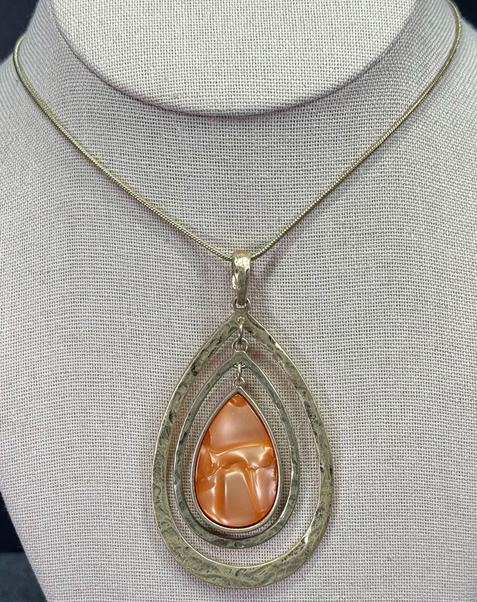 Marbled orange plastic goldtone metal medallion chain necklace & pearly hook earrings (1 of 11)