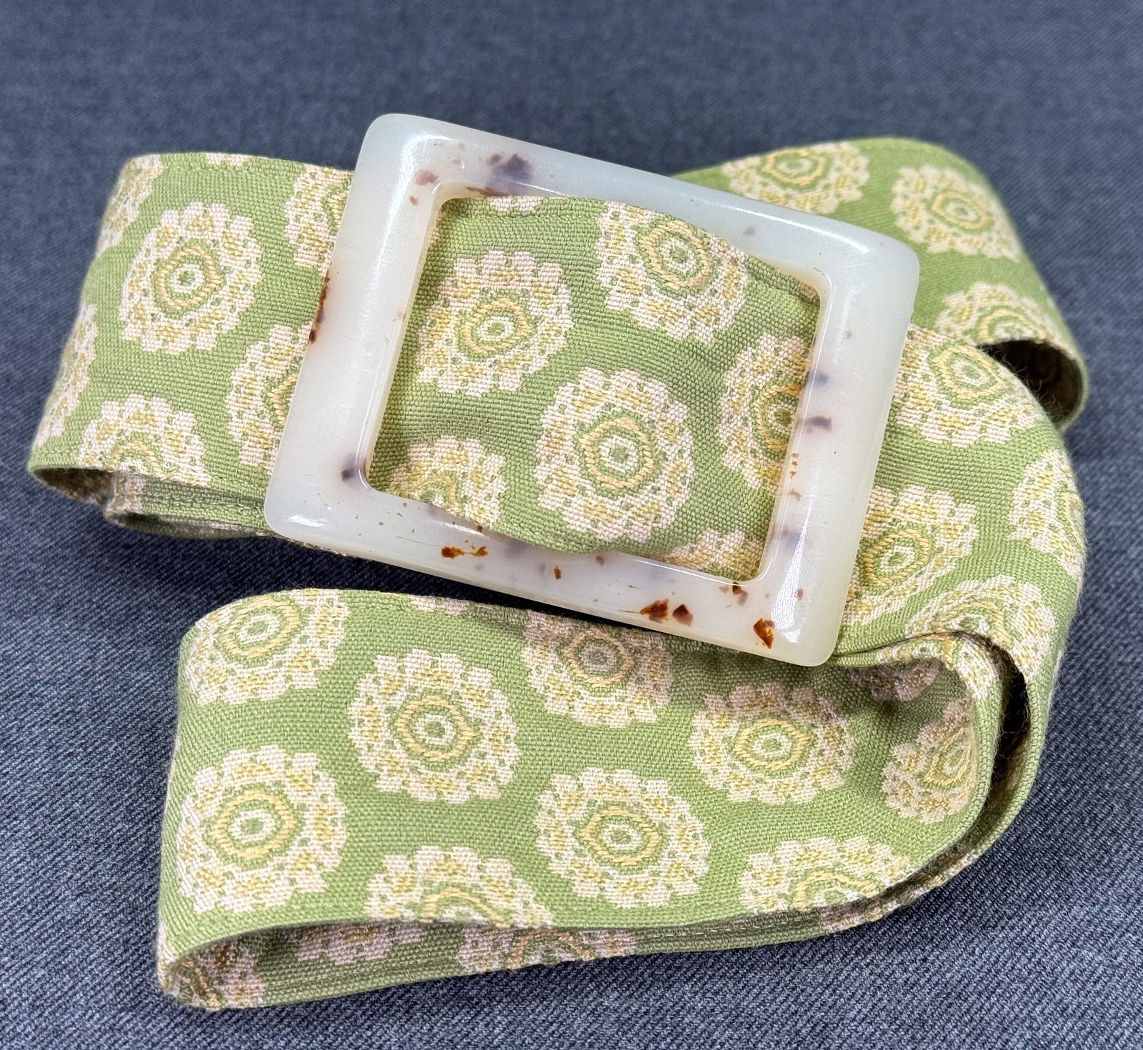 Vintage Julie Clinger Designs Winnetka plastic buckle flowers fabric belt.: Vintage Julie Clinger Designs Winnetka plastic buckle flowers fabric belt. For measures please refer to the pictures taken with a measuring tape. Weight:54 Grams. IN HOUSE Estimated* SHIPPING & HANDLI