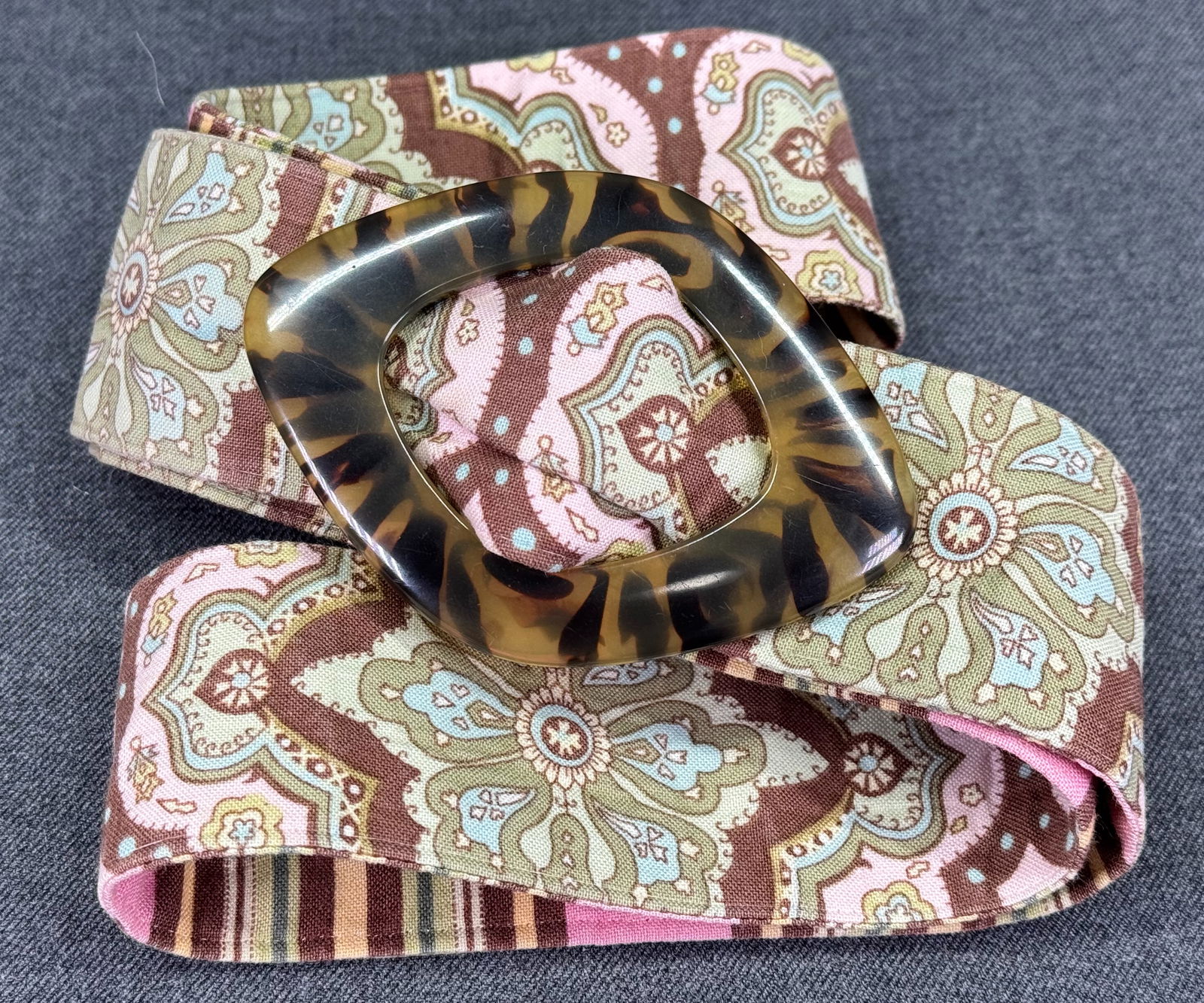 Vintage That Girl plastic buckle reversible fabric belt.: Vintage That Girl plastic buckle reversible fabric belt.. For measures please refer to the pictures taken with a measuring tape. Weight: 52 Grams. IN HOUSE Estimated* SHIPPING & HANDLING COST WITHIN T