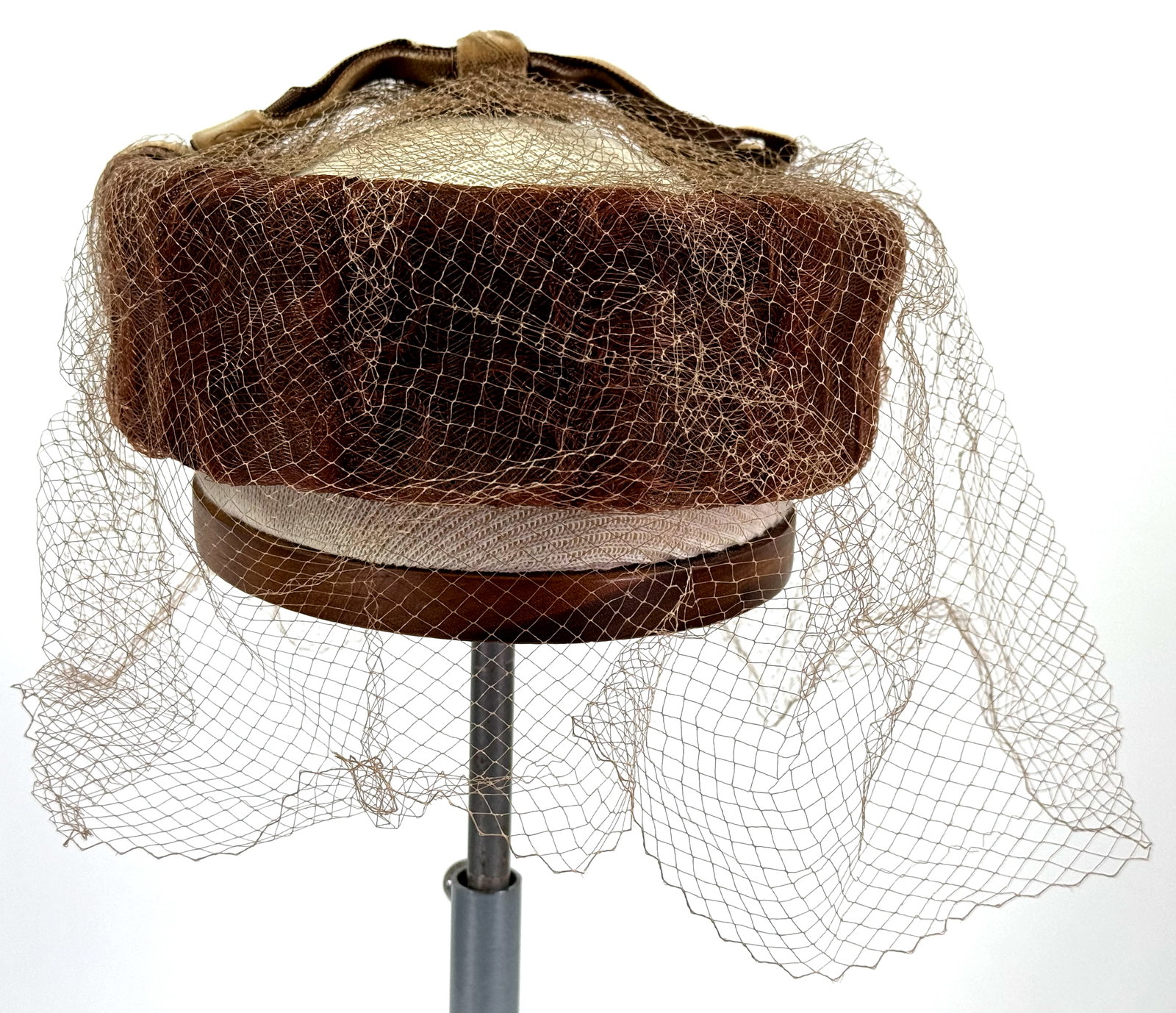 Vintage Keyser Lint Johnston PA brown velvet bows raffia pillbox hat with net.: Vintage Keyser Lint Johnston PA brown velvet bows raffia pillbox hat with net. Fabric label. No size label. It measures around 17 inches of interior circumference. This is a NO RESERVE AUCTION: there