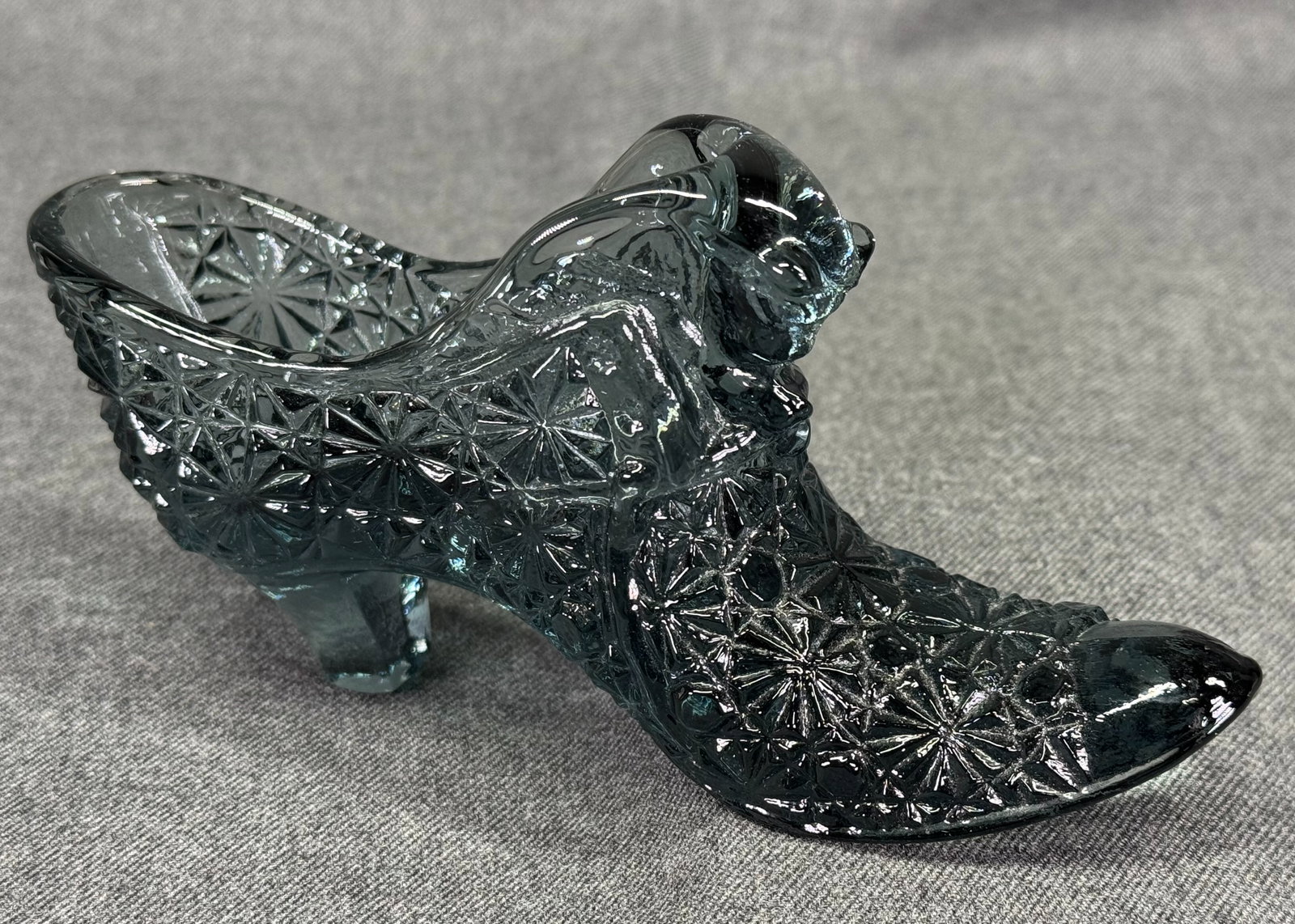 Vintage Fenton ? Gray Glass Kitten Cat Sleeper Shoe: Vintage Fenton ? Gray Glass Kitten Cat Sleeper Shoe. Unreadable mark. For measures please refer to the pictures taken with a measuring tape. IN HOUSE Estimated* SHIPPING & HANDLING COST WITHIN THE U.S