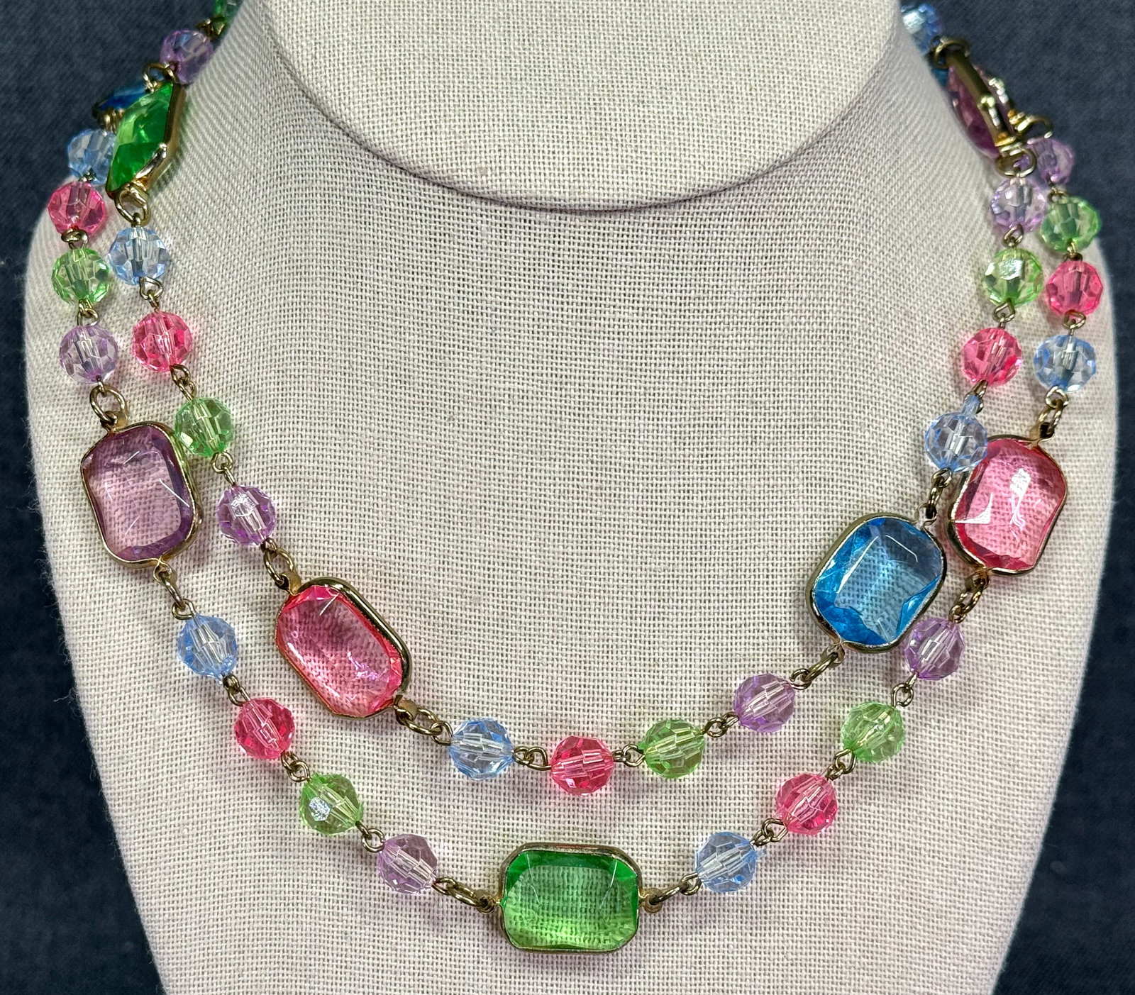 Vintage faceted color lucite open back goldtoned bezel & wired necklace: Vintage faceted color lucite open back goldtoned metal bezel & wired necklace. For measures please refer to the pictures taken with a measuring tape. Weight: 32 Grams. IN HOUSE Estimated* SHIPPING & H