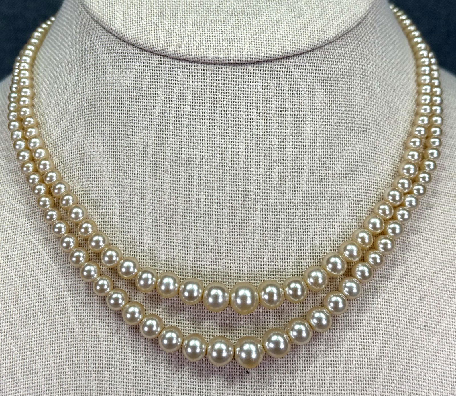 Vintage Japanese graduated pearly beads 2 strands collar necklace. Jeweled clasp.: Vintage Japanese graduated pearly beads 2 strands collar necklace. Jeweled clasp. Marked Japan on clasp. For measures please refer to the pictures taken with a measuring tape. Weight: 30 Grams. IN HOU