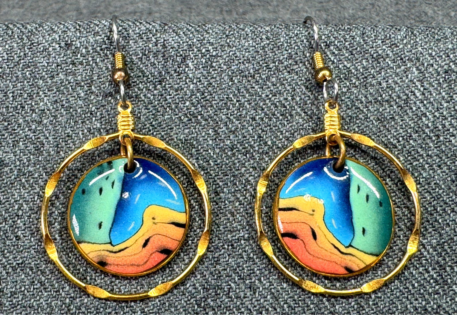 Daaman porcelain jewelry hand crafted drop hook earring: Daaman porcelain jewelry hand crafted drop hook earring. Unmarked. For measures please refer to the pictures taken with a measuring tape. Weight: 6 Grams. IN HOUSE Estimated* SHIPPING & HANDLING COST 