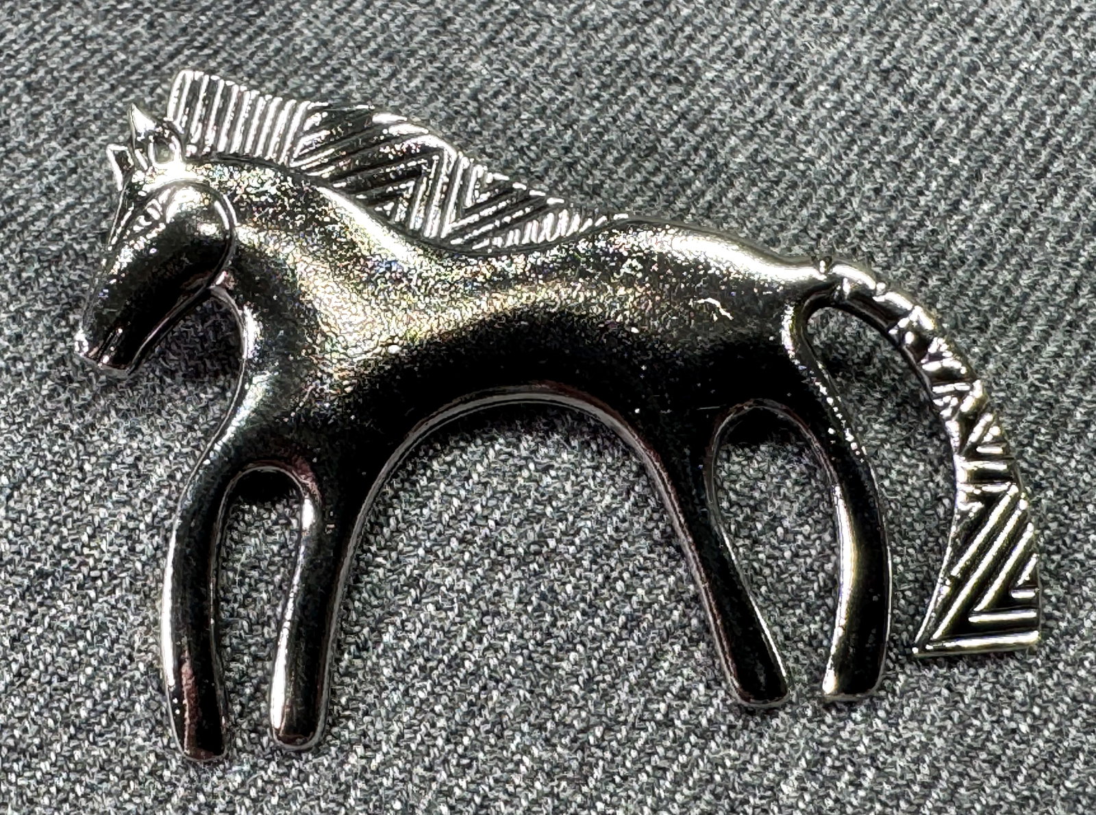 Laurel Burch silvertoned metal horse brooch pin: Laurel Burch silvertoned metal horse brooch pin. Marked. For measures please refer to the pictures taken with a measuring tape. Weight: 8 Grams. IN HOUSE Estimated* SHIPPING & HANDLING COST WITHIN THE