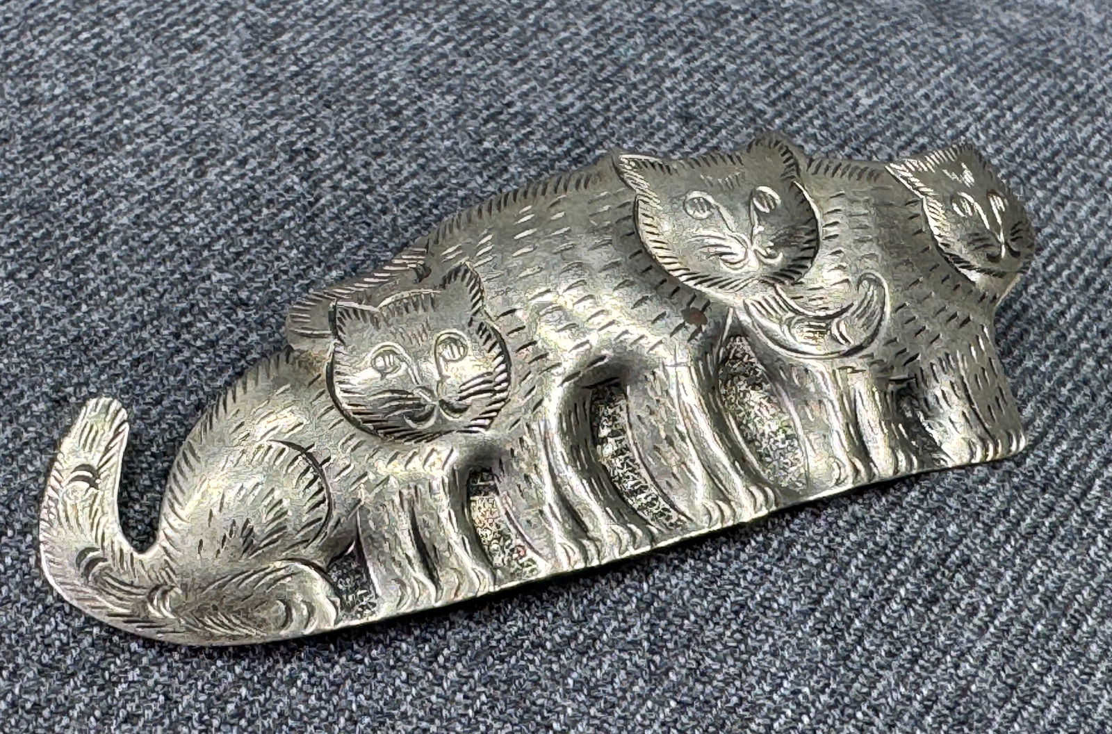 Vintage silvertoned metal cat kittens family brooch pin (1 of 6)