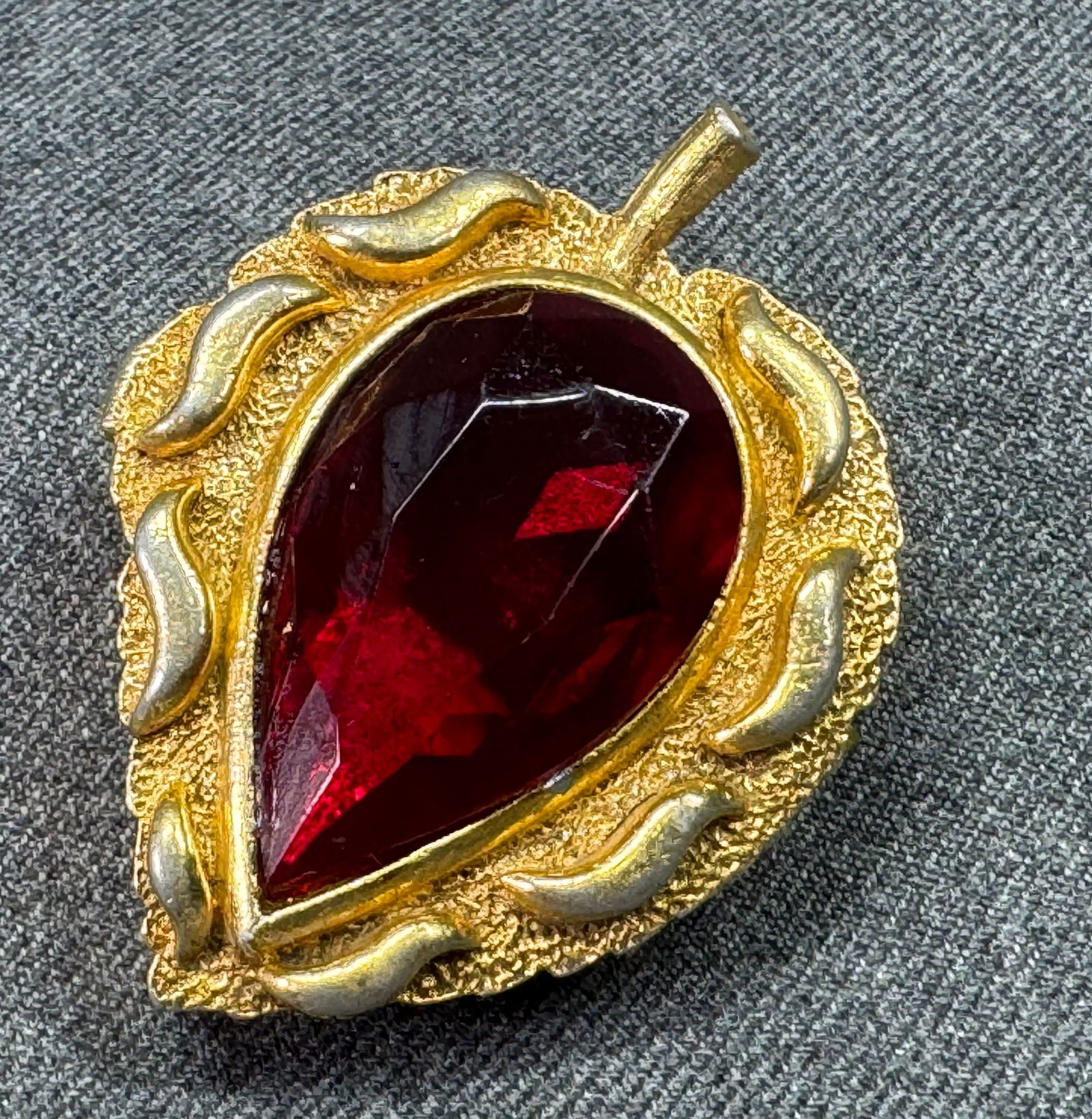 Vintage Florenza ruby color glass bead goldtoned leaf pill box (1 of 9)