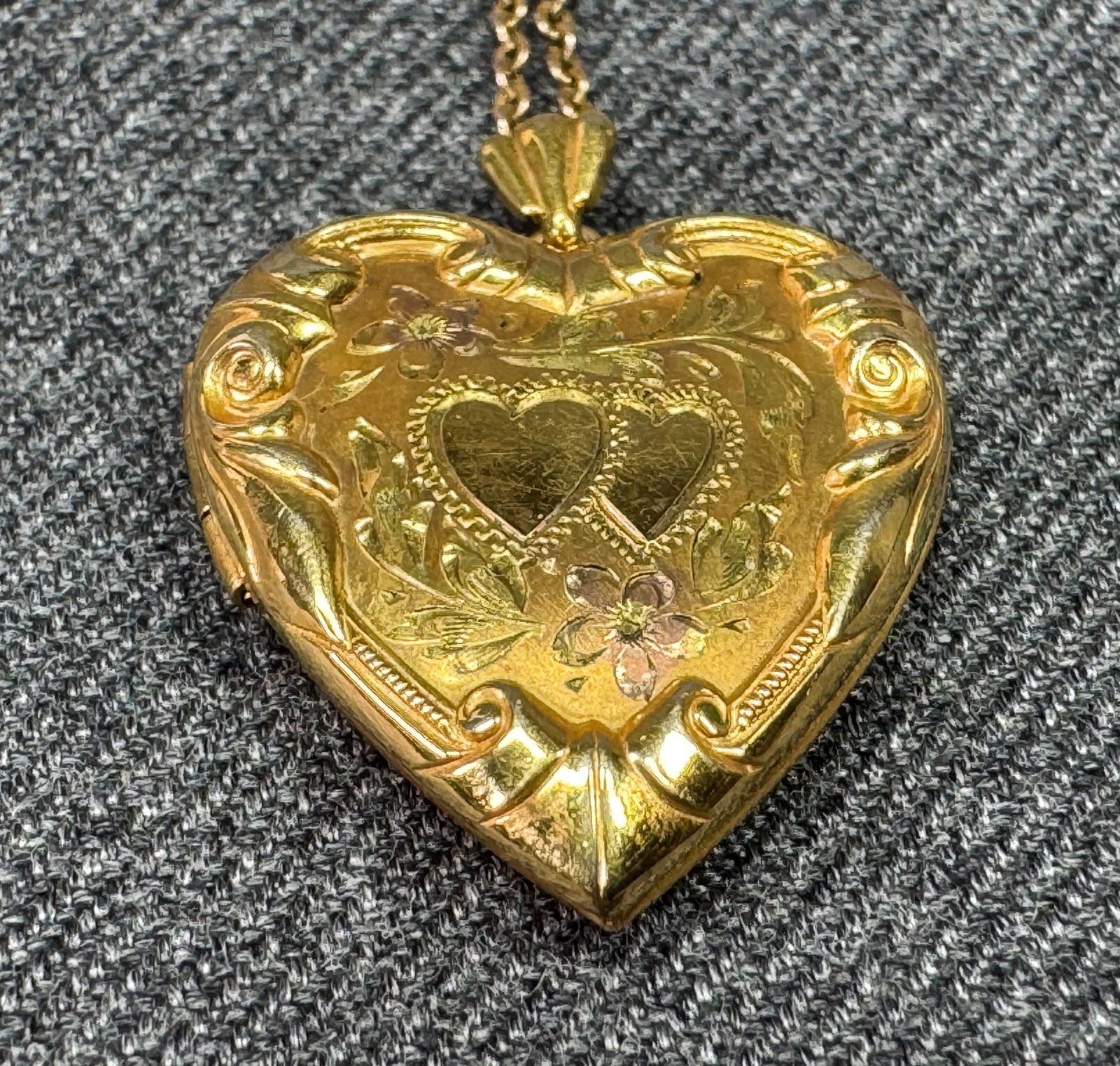 Vintage 12K Gold-filled sweetheart blank monogram spaces heart locket pendant with chain: Vintage 12K Gold-filled sweetheart blank monogram spaces heart locket pendant with chain.Chain is marked 1/20 12K GF on clasp and locket 1/20 12K G Filled on bail. For measures please refer to the pic