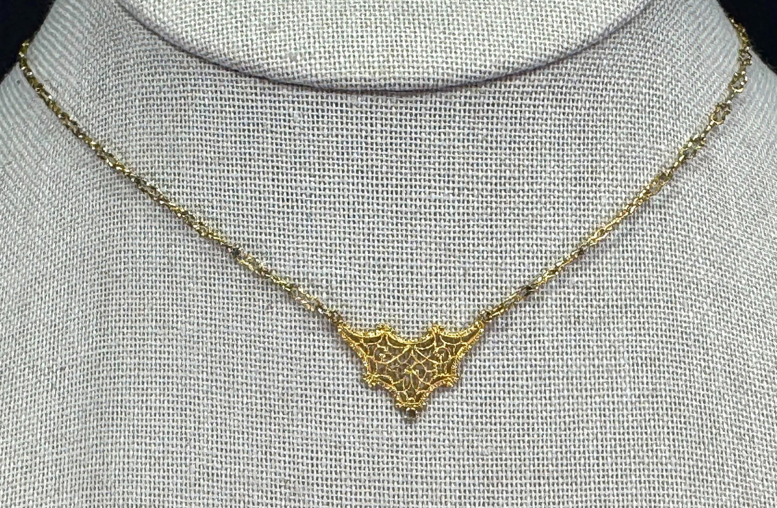 Antique art deco goldtone metal filigree medallion with ring for a dangle wavy chain necklace: Antique art deco goldtone metal filigree medallion with ring for a dangle wavy chain necklace. Unmarked. For measures please refer to the picture taken with a measuring tape. Weight: 3 Grams. IN HOUSE