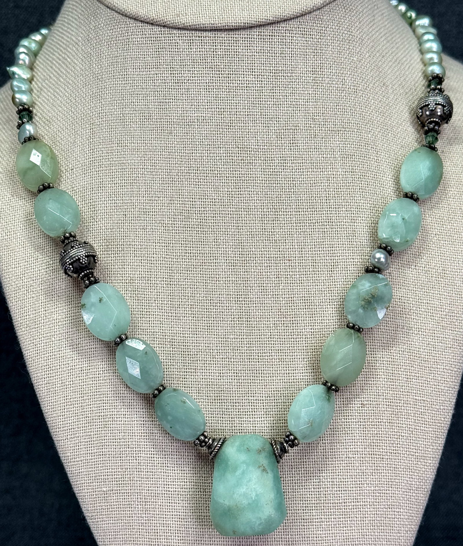 Artsy ethnic style faceted emerald stone nuggets, baroque pearls sterling beaded necklace: Artsy ethnic style faceted emerald stone nuggets, baroque pearls sterling beaded necklace. Marked? on clasp For measures please refer to the pictures taken with a measuring tape. Weight: 45 Grams. IN