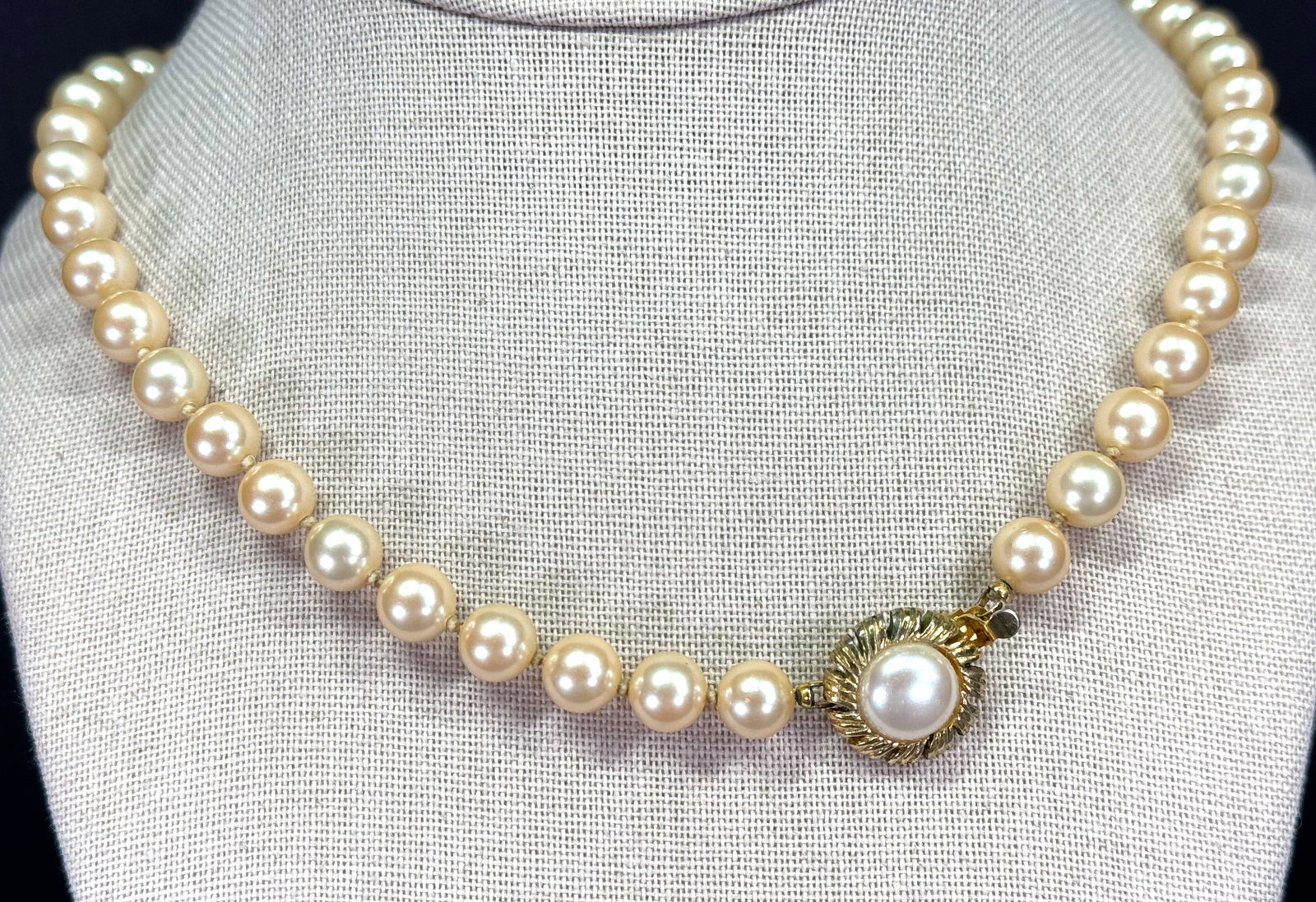 Vintage jeweled flower clasp hand knotted in between pearly beads necklace: Vintage jeweled flower clasp hand knotted in between pearly beads necklace. Unmarked. For measures please refer to the pictures taken with a measuring tape. Weight: 52 Grams. IN HOUSE Estimated* shipp