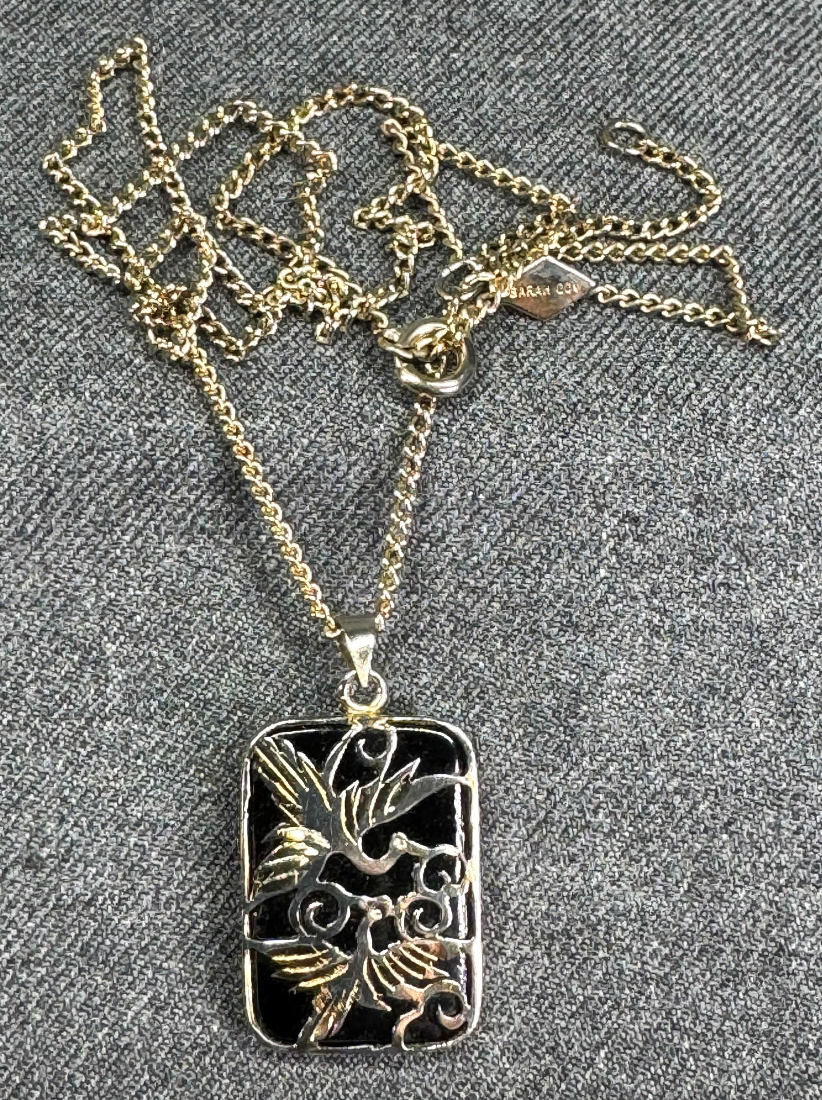 Vintage Sarah Coventry loving birds necklace. Black glass, goldtoned metal (1 of 7)
