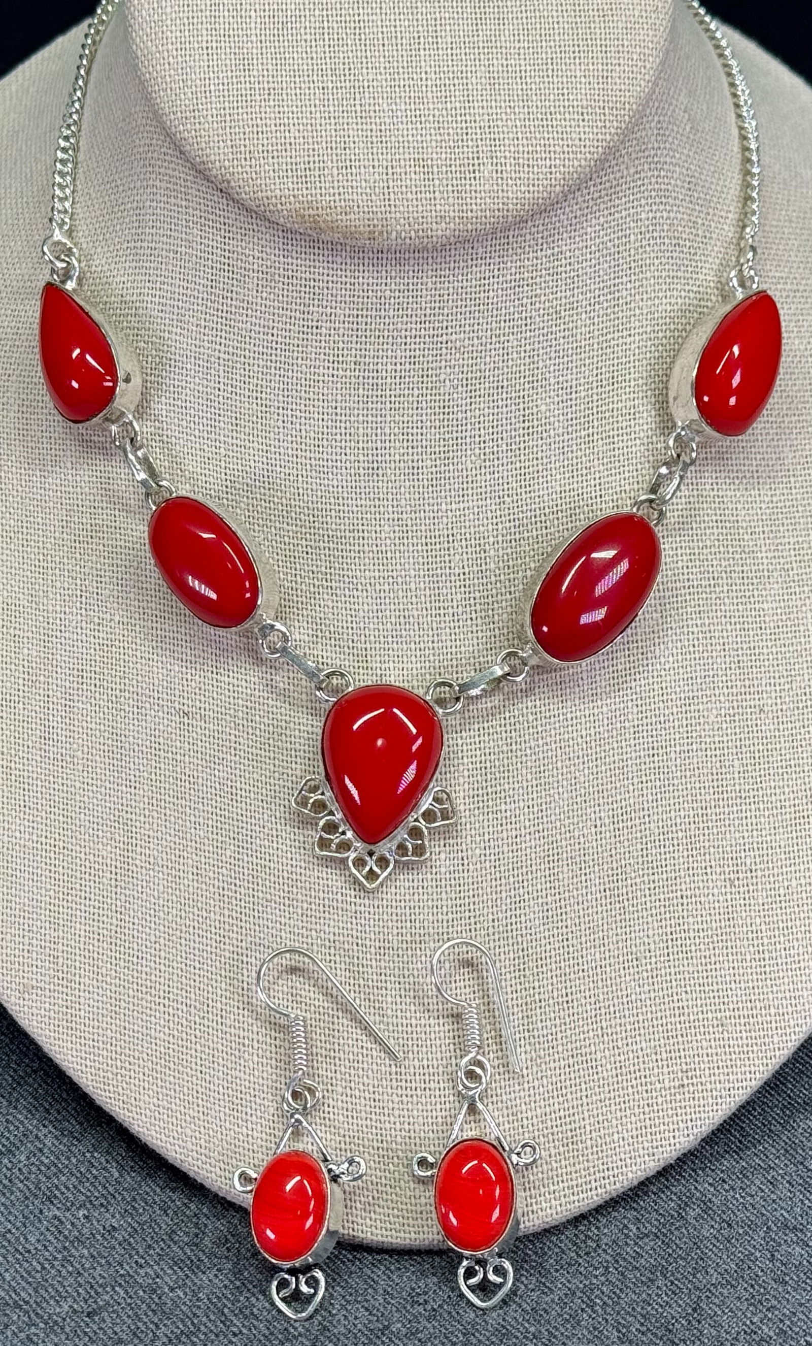 Boho red resin cabs silvertone metat necklace with dangle and hook earrings: Boho red resin cabs silvertone metat necklace with dangle and hook earrings. Earrings are unmarked, the necklace is marked 925, however does not test for sterling. For measures please refer to the pic