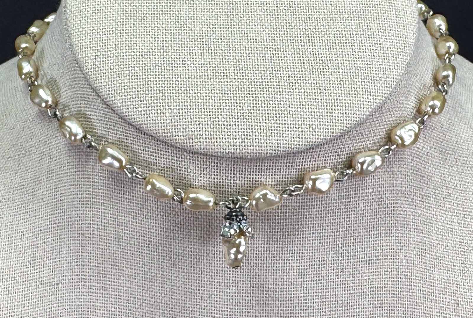 Vintage baroque pearly wired beaded collar with jeweled rhinestones dangle: Vintage baroque pearly wired beaded collar with jeweled rhinestones dangle. Unmarked. For measures please refer to the pictures taken with a measuring tape. Weight: 14 Grams. This is a NO RESERVE AUCT