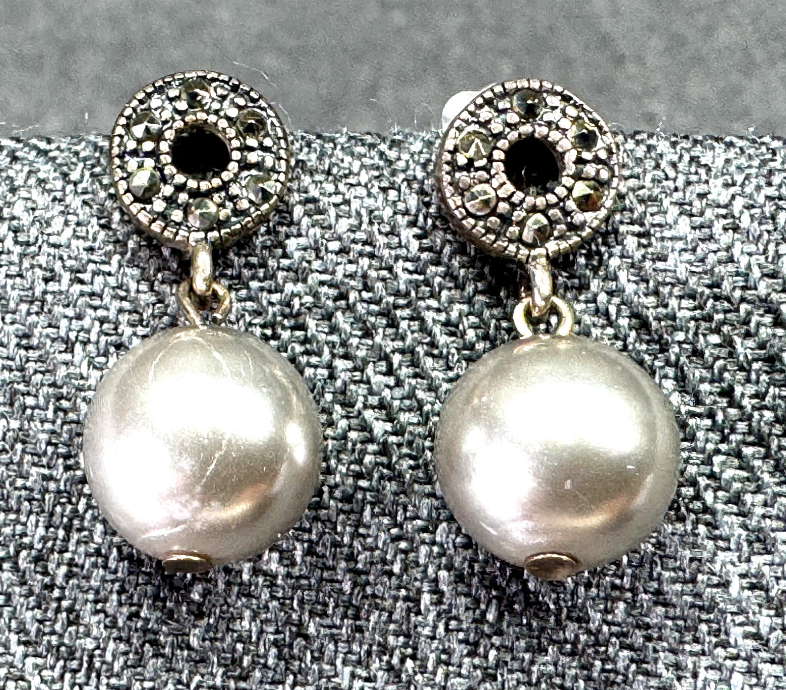 Art deco style grayish pearly bead drop marcasites sterling silver stud earrings: Art deco style grayish pearly bead drop marcasites sterling silver stud earrings.Marked 925. For measures please refer to the pictures taken with a measuring tape. Weight: 2.27 Grams. This is a NO RES
