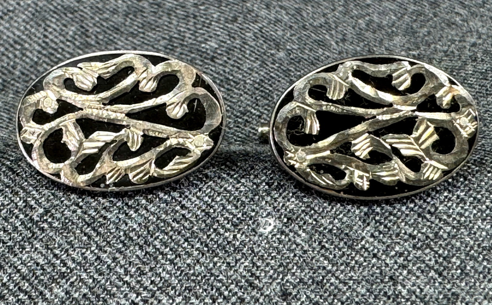 Vintage filigree 800 silver over black celluloid cufflinks.: Vintage filigree 800 silver over black celluloid cufflinks. Marked. For measures please refer to the pictures taken with a measuring tape. Weight: 4.44 Grams. This is a NO RESERVE AUCTION: there are n