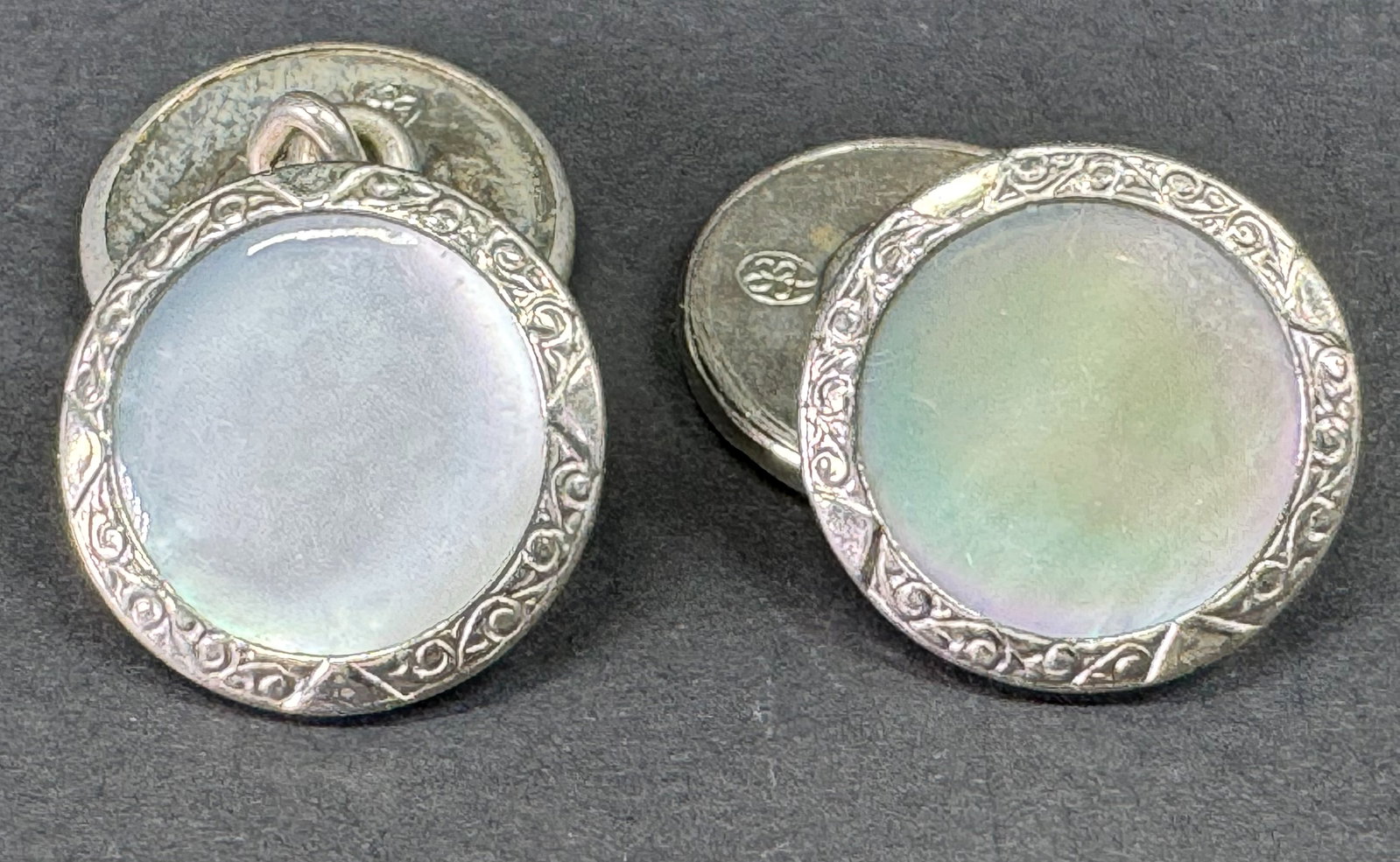 Antique art deco MOP decorated rim silvertone metal cufflinks. Original cardboard.: Antique art deco MOP decorated rim silvertone metal cufflinks. Original cardboard. Flower mark on the back. For measures please refer to the pictures taken with a measuring tape. Weight: 5 Grams. This