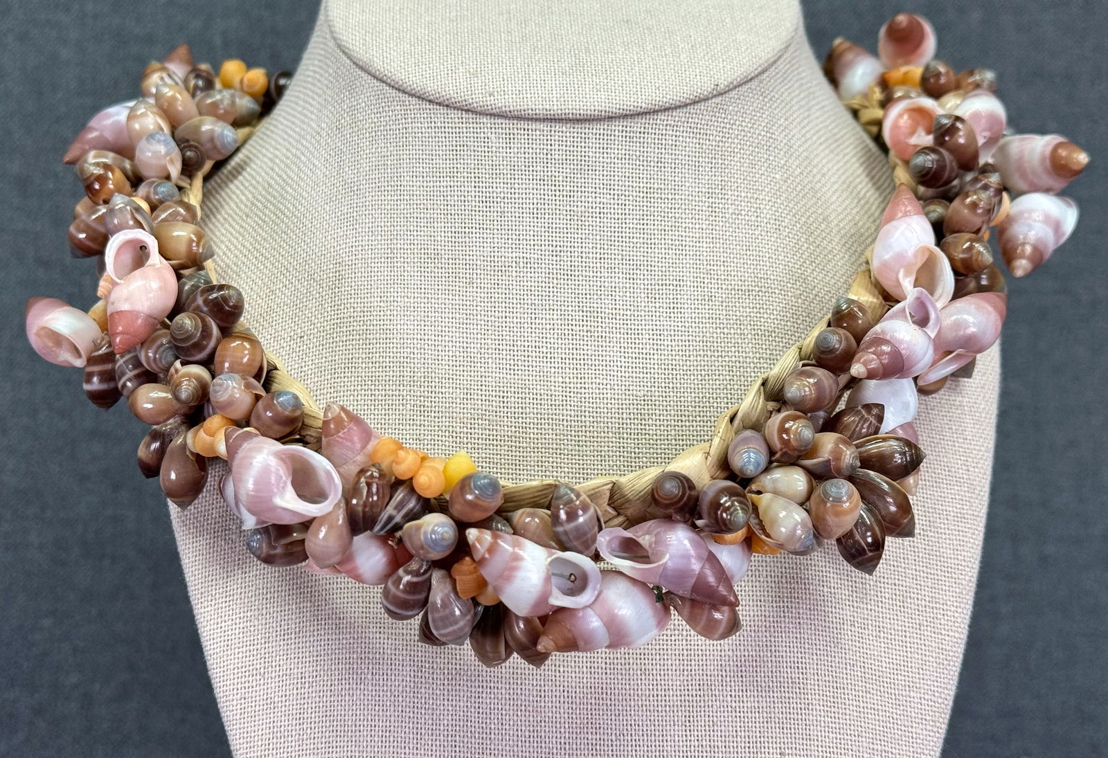 Vintage Hawaiian shells woven raffia necklace. Flower closure (1 of 9)