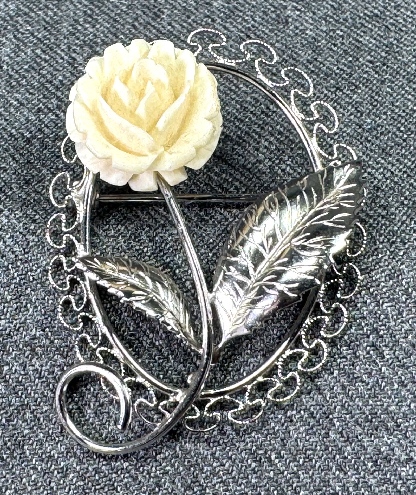Vintage Beau Sterling filigree silver carved bone flower and leaves pin brooch .: Vintage Beau Sterling filigree silver carved bone flower and leaves pin brooch . Marked. For measures please refer to the pictures taken with a measuring tape. Weight:4.48 Grams. This is a NO RESERVE