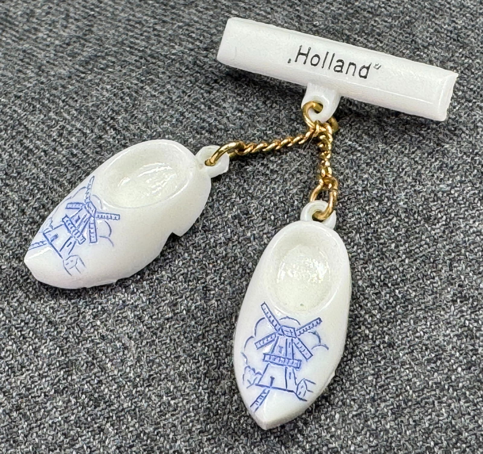 Vintage blue & white plastic dangling clogs Holland souvenir pin brooch: Vintage blue & white plastic dangling clogs Holland souvenir pin brooch.Unmarked. For measures please refer to the pictures taken with a measuring tape. Weight: 3 Grams. IN HOUSE Estimated* shipping a
