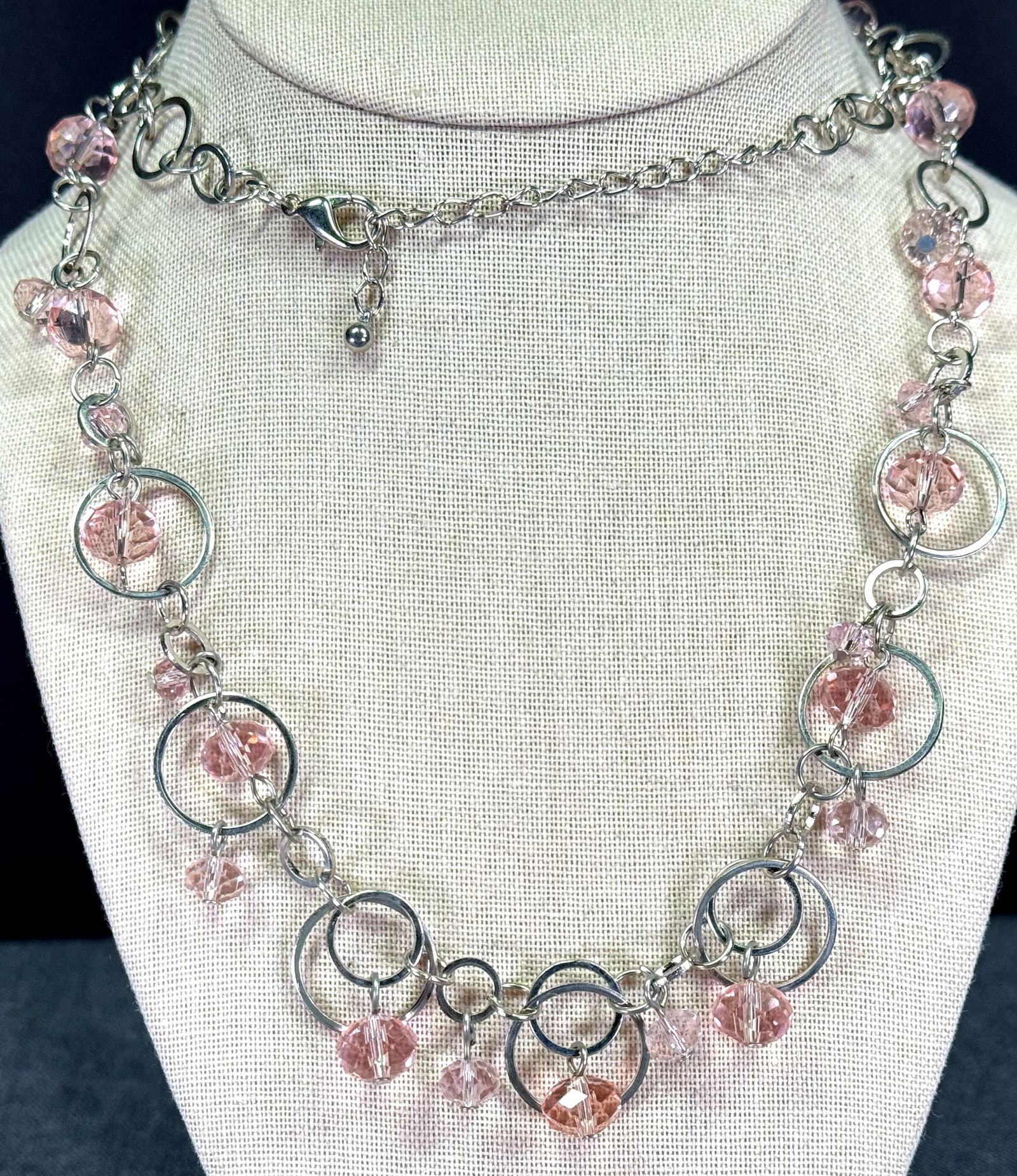 Faceted rose crystal beads silvertone metal rings chain necklace: Faceted rose crystal beads silvertone metal rings chain necklace. Unmarked. For measures please refer to the pictures taken with a measuring tape. Weight: 35 Grams. IN HOUSE Estimated* shipping and ha