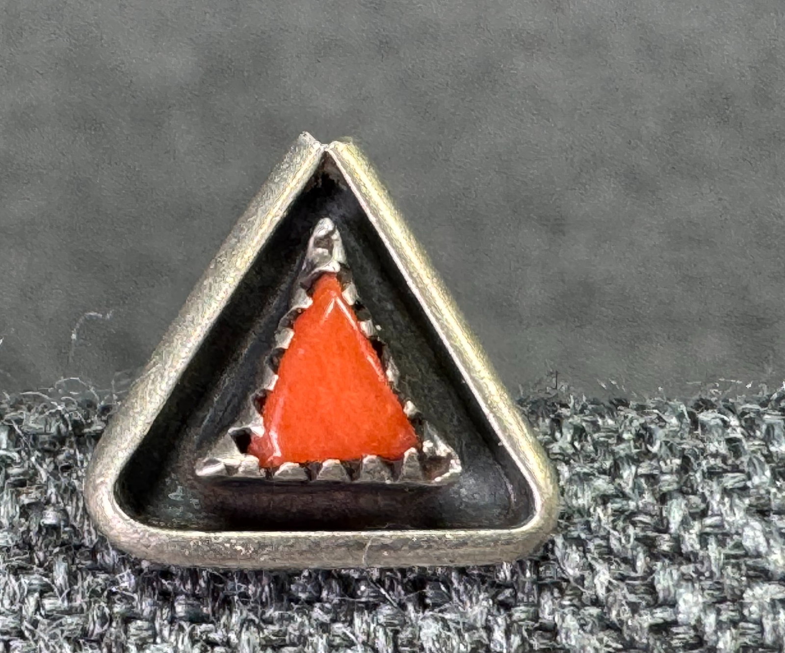 Vintage native American orange spiny oyster sterling silver stud solo earring: Vintage native American orange spiny oyster sterling silver stud solo earring . Unmarked. For measures please refer to the pictures taken with a measuring tape. Weight: 1 Grams. IN HOUSE Estimated* SH