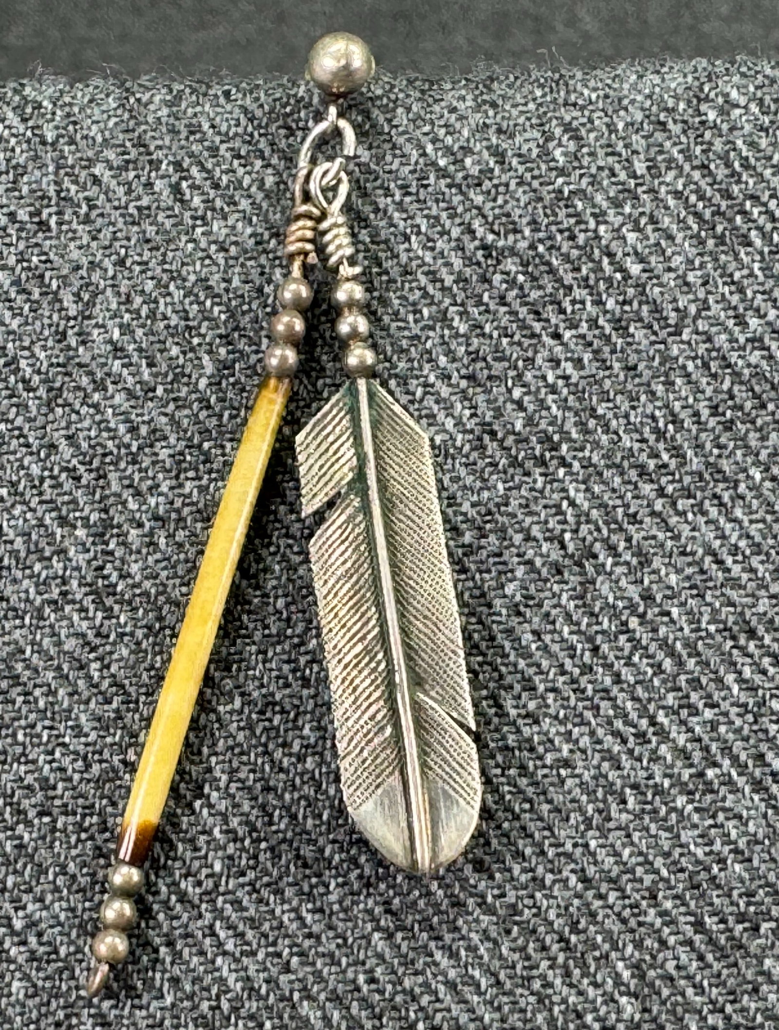 Vintage BAH native American Navajo sterling silver feather & porcupine quill stud solo earring: Vintage signed BAH native American Navajo sterling silver feather & porcupine quill stud solo earring. For measures please refer to the pictures taken with a measuring tape. Weight: 1.79 Grams. IN HOU