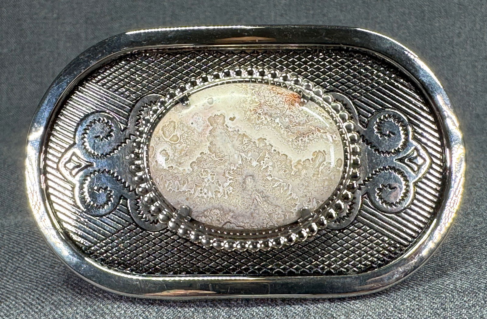 Vintage Southwestern style crazy lace agate stone silvertoned belt buckle: Vintage Southwestern style crazy lace agate stone silvertoned belt buckle. Unmarked. For measures please refer to the pictures taken with a measuring tape. Weight: 76 Grams. IN HOUSE Estimated* SHIPPI
